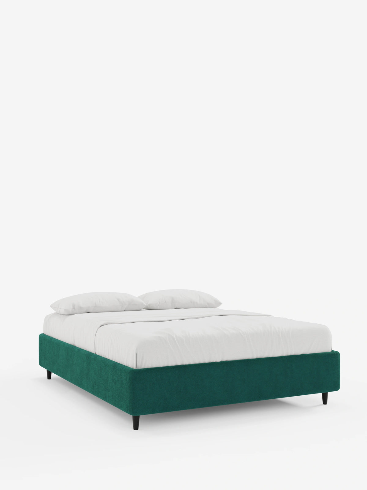 Il letto sommier imbottito ERON con contenitore in tessuto impermeabile certificato Oeko-Tex è un letto imbottito color verde acqua, con gambe corte nere, rivestito con lenzuola bianche e due cuscini su uno sfondo bianco a tinta unita.