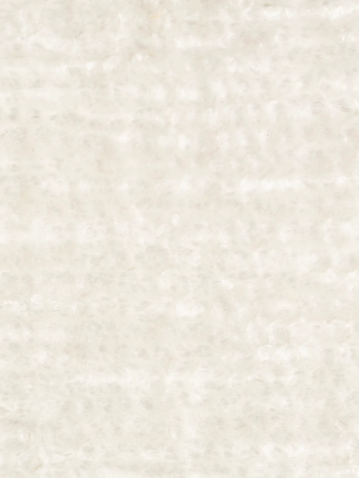 Un primo piano di S02 ELITE, un tessuto bouclé color bianco sporco dalla trama ciniglia, con una consistenza morbida e soffice e un delicato motivo a griglia intessuto.