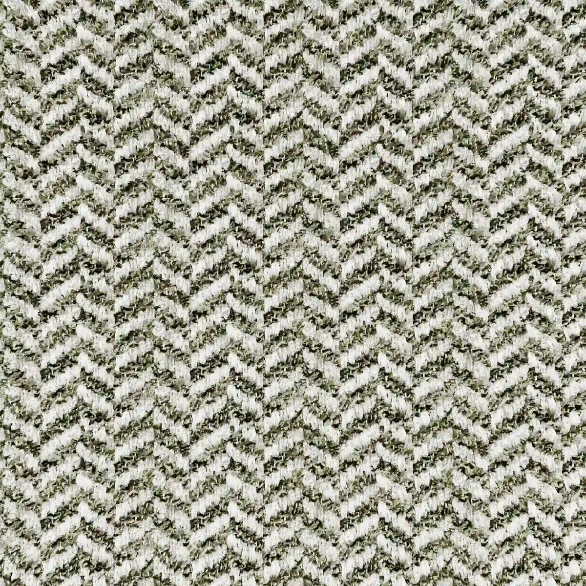 Primo piano del cuscino Sorrento 45x45 in lino di divitt.sbs: il tessuto a spina di pesce grigio e bianco crea un effetto materico e intrecciato. L’illuminazione mette in risalto l’elegante motivo, ideale per conferire un tocco di eleganza naturale al vostro arredamento.