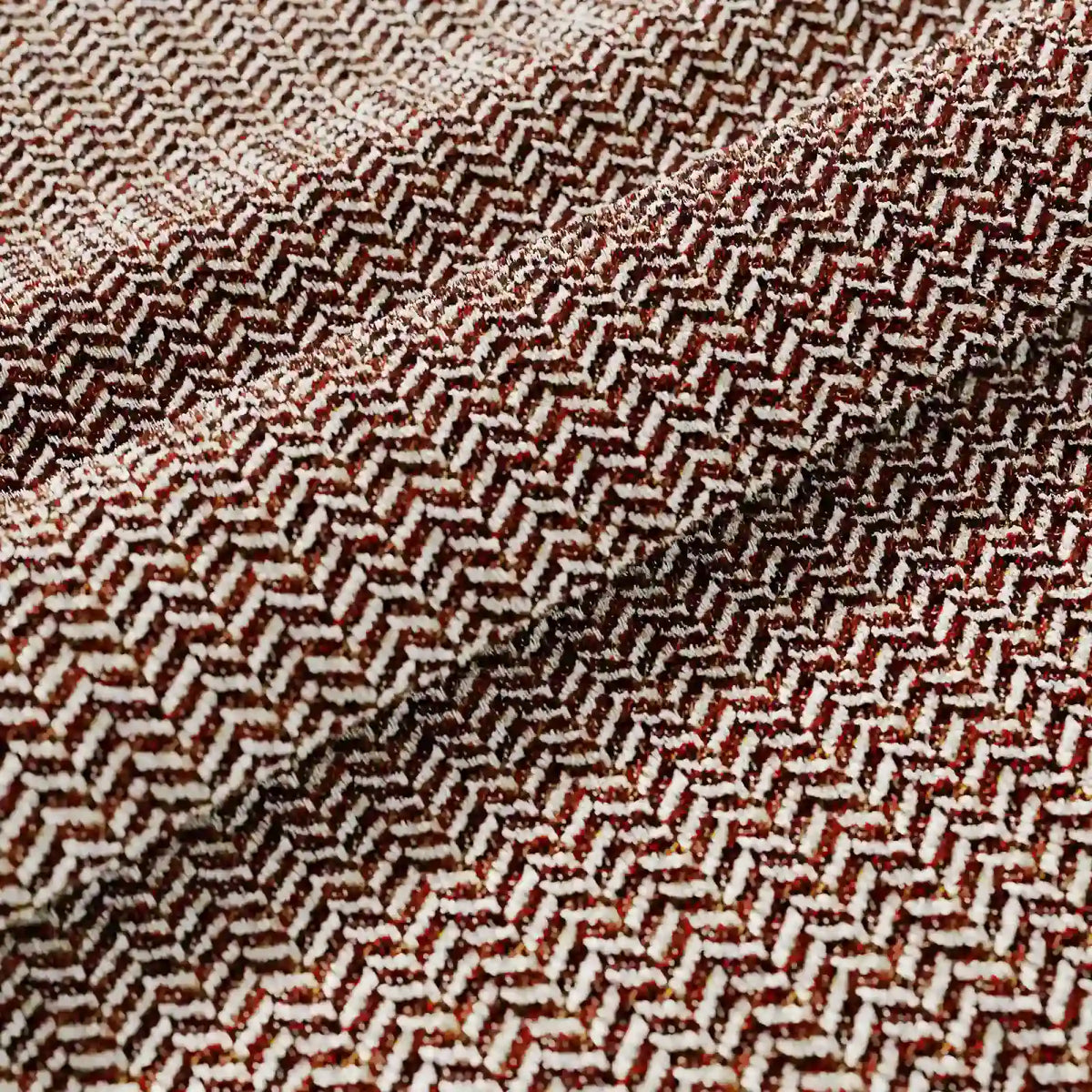 Primo piano del cuscino Sorrento 45x45 in lino di divitt.sbs: tessuto marrone e bianco con motivo a zig zag, dalla trama evidente, morbide pieghe e grande profondità — perfetto per cuscini lavabili in lavatrice e dall’eleganza naturale.