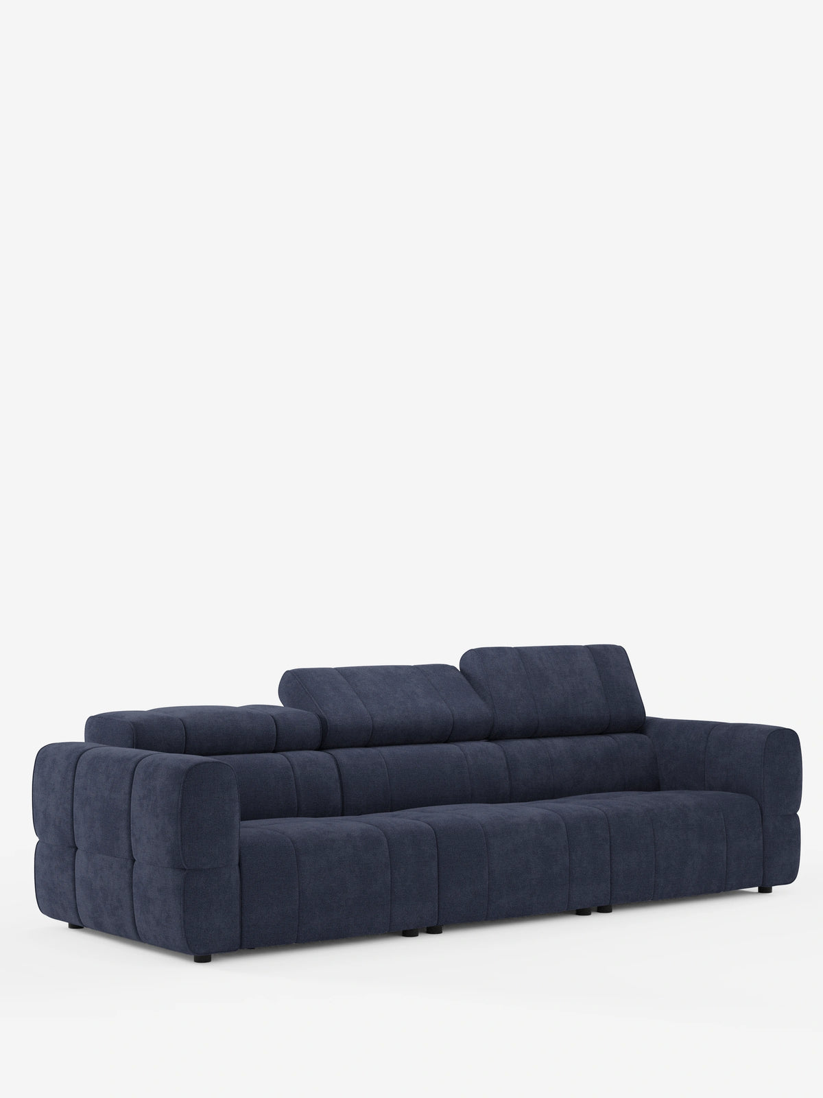 Un divano modulare Giotto blu scuro a quattro posti con poggiatesta reclinabili e funzione relax elettrica opzionale, rivestito in tessuto smacchiabile T23, caratterizzato da un design trapuntato a pannelli e da due poggiatesta rettangolari regolabili su sfondo bianco.