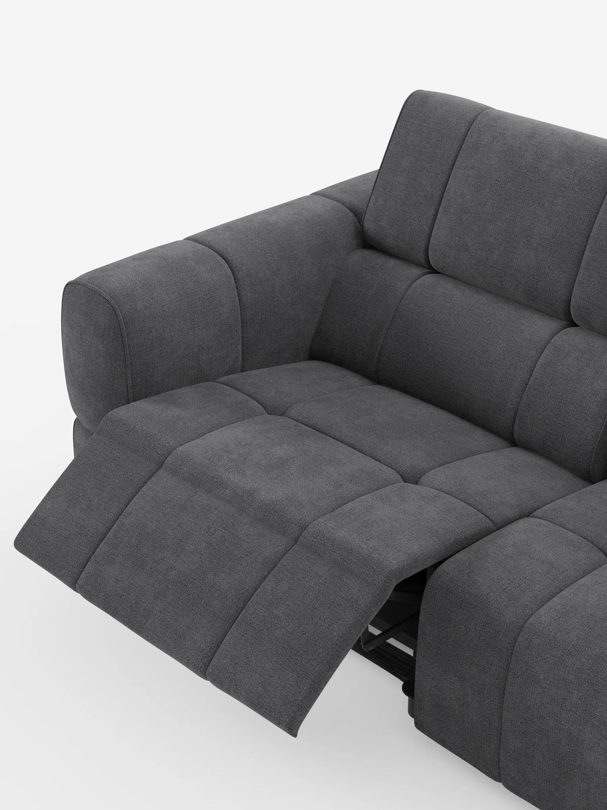 Un divano modulare Giotto a 3 posti color grigio antracite, con poggiatesta reclinabili e funzione relax elettrica opzionale, rivestito in tessuto smacchiabile T23, caratterizzato da un poggiapiedi reclinabile esteso sul lato sinistro, linee pulite e imbottitura trapuntata su fondo bianco.