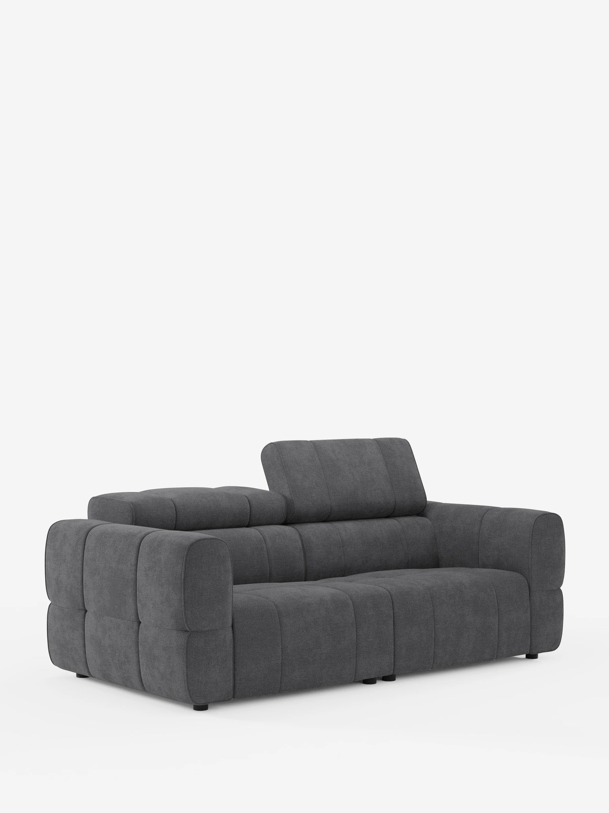 Divano modulare Giotto a 3 posti, con poggiatesta reclinabili e funzione relax elettrica opzionale, rivestito in tessuto smacchiabile T23 color grigio antracite, caratterizzato da un design profondo e trapuntato con braccioli larghi e squadrati e un poggiatesta regolabile su sfondo bianco.