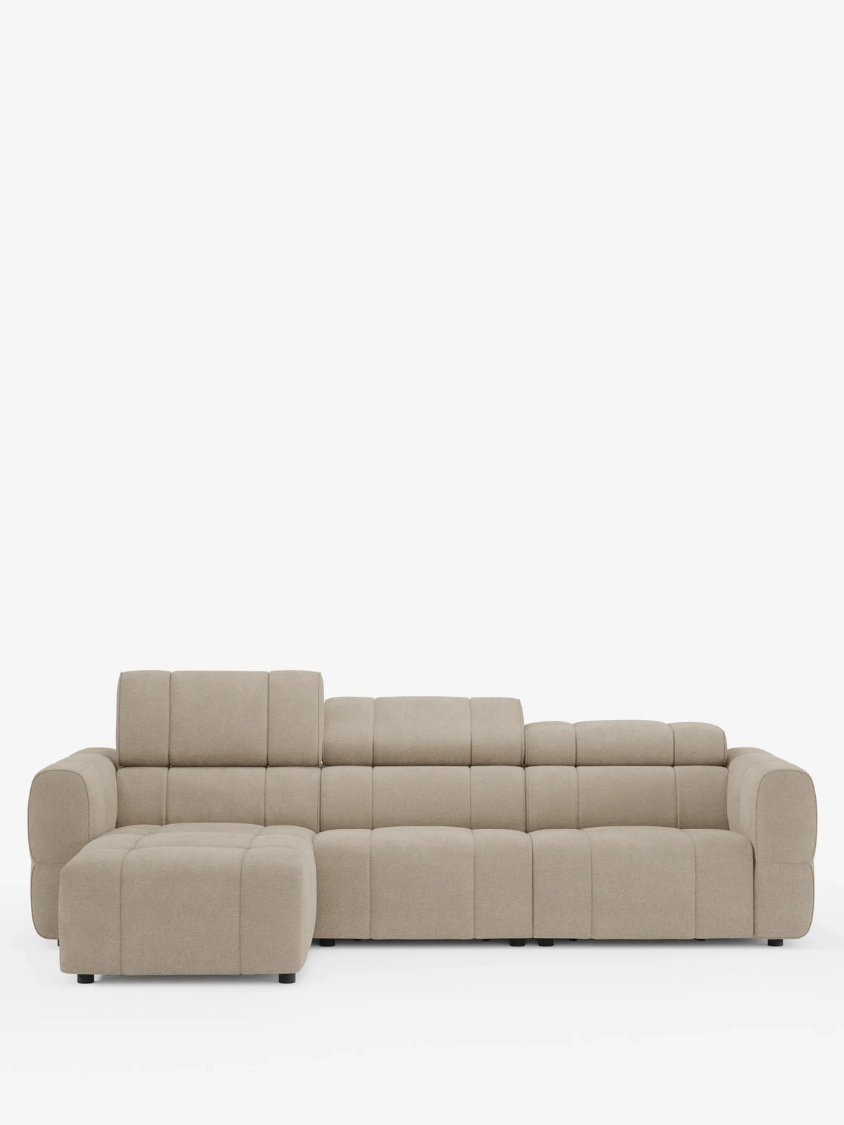 Un divano angolare modulare Giotto beige a 5 posti da 296 cm con penisola e funzione relax elettrica opzionale, rivestito in tessuto antimacchia T23, con chaise longue rivolta a sinistra, imbottitura capitonné e poggiatesta regolabili, su sfondo bianco.