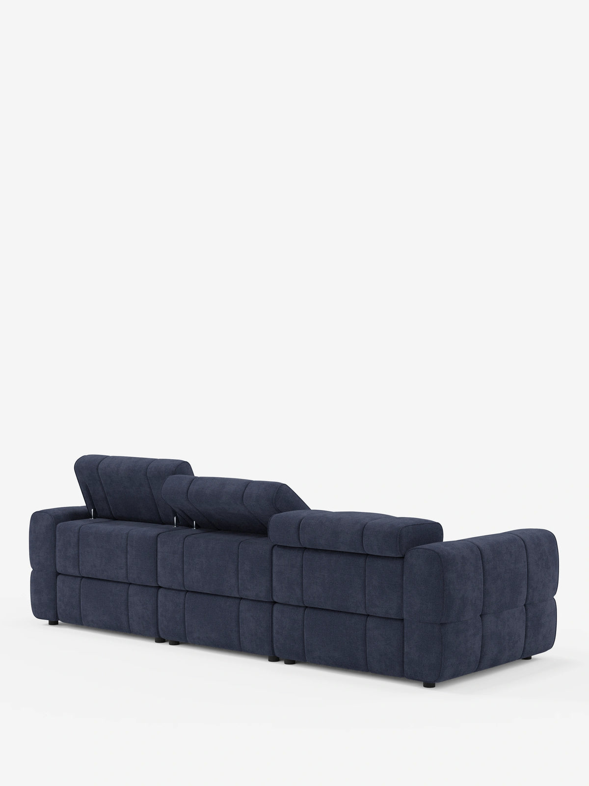 Il divano angolare modulare Giotto a 5 posti da 296 cm, colore blu scuro, con penisola e funzione relax elettrica opzionale, rivestito in tessuto antimacchia T23, è raffigurato nella vista posteriore e presenta un design trapuntato, poggiatesta regolabili e piedini neri corti.