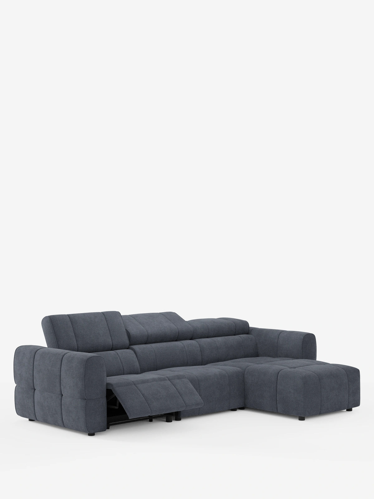 Un divano angolare modulare Giotto grigio antracite a 5 posti, lungo 296 cm, con penisola e funzione relax elettrica opzionale, rivestito in tessuto antimacchia T23, con una sezione della seduta reclinata che ne mette in evidenza la struttura meccanica su uno sfondo bianco a tinta unita.