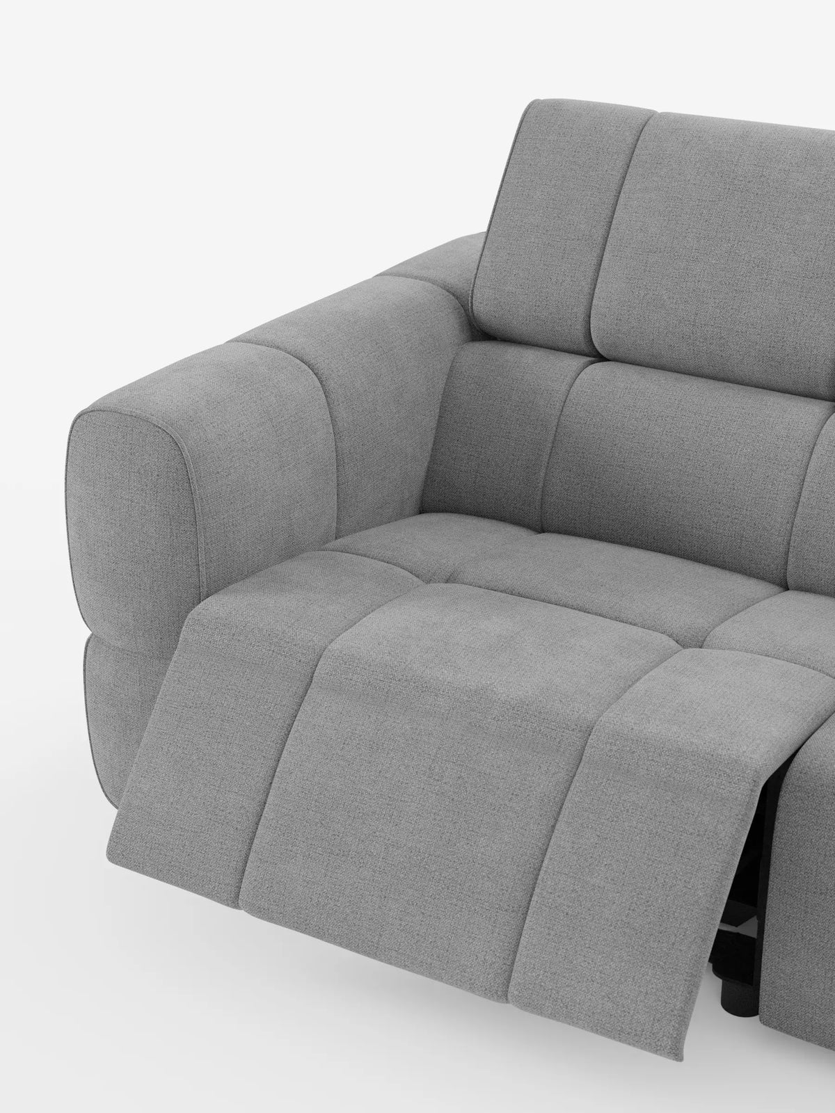 Il divano angolare modulare Giotto a 5 posti da 296 cm con penisola e funzione relax elettrica opzionale, rivestito in tessuto smacchiabile T23, è un divano moderno in tessuto grigio chiaro caratterizzato da una chaise longue rialzata, braccioli arrotondati e cuciture a segmenti su sfondo bianco.