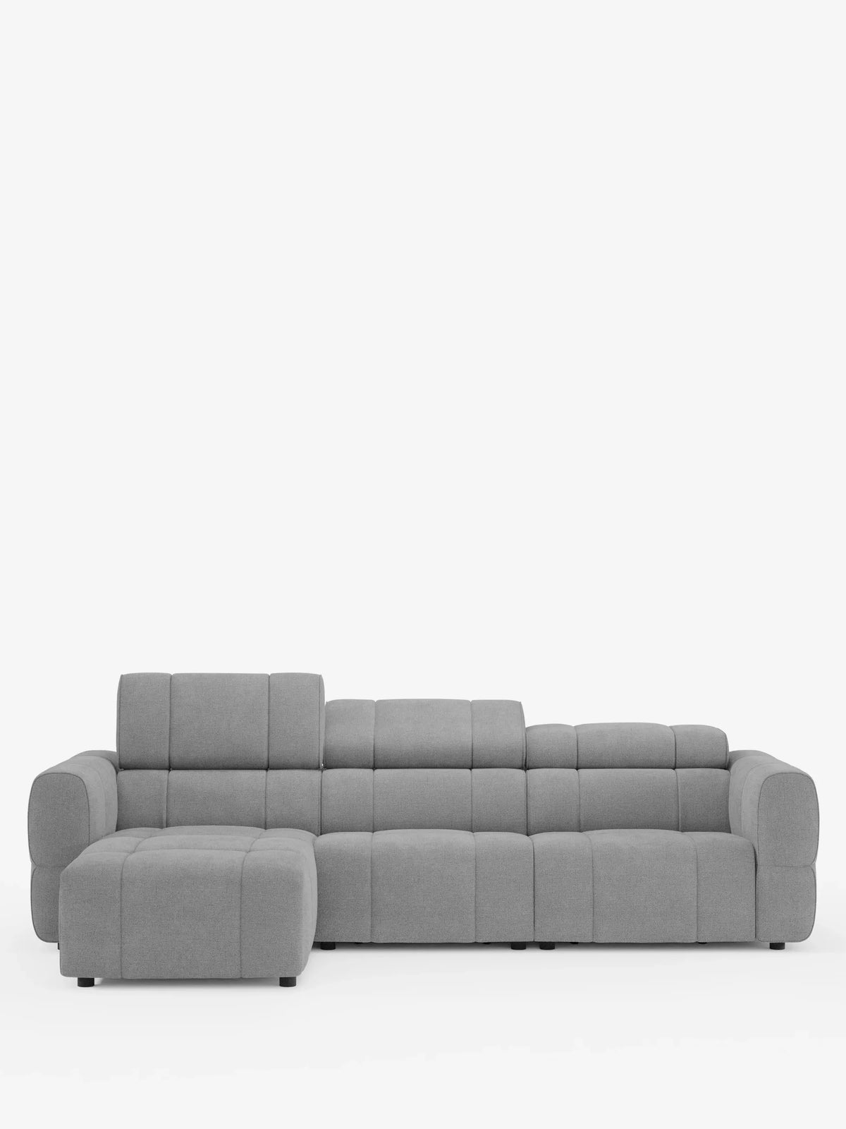 Divano angolare modulare Giotto a 5 posti da 296 cm con penisola e funzione relax elettrica opzionale, rivestito in tessuto smacchiabile T23: un divano componibile grigio chiaro con chaise longue sul lato sinistro, cuscini spessi con cuciture verticali e poggiatesta regolabili su sfondo bianco.