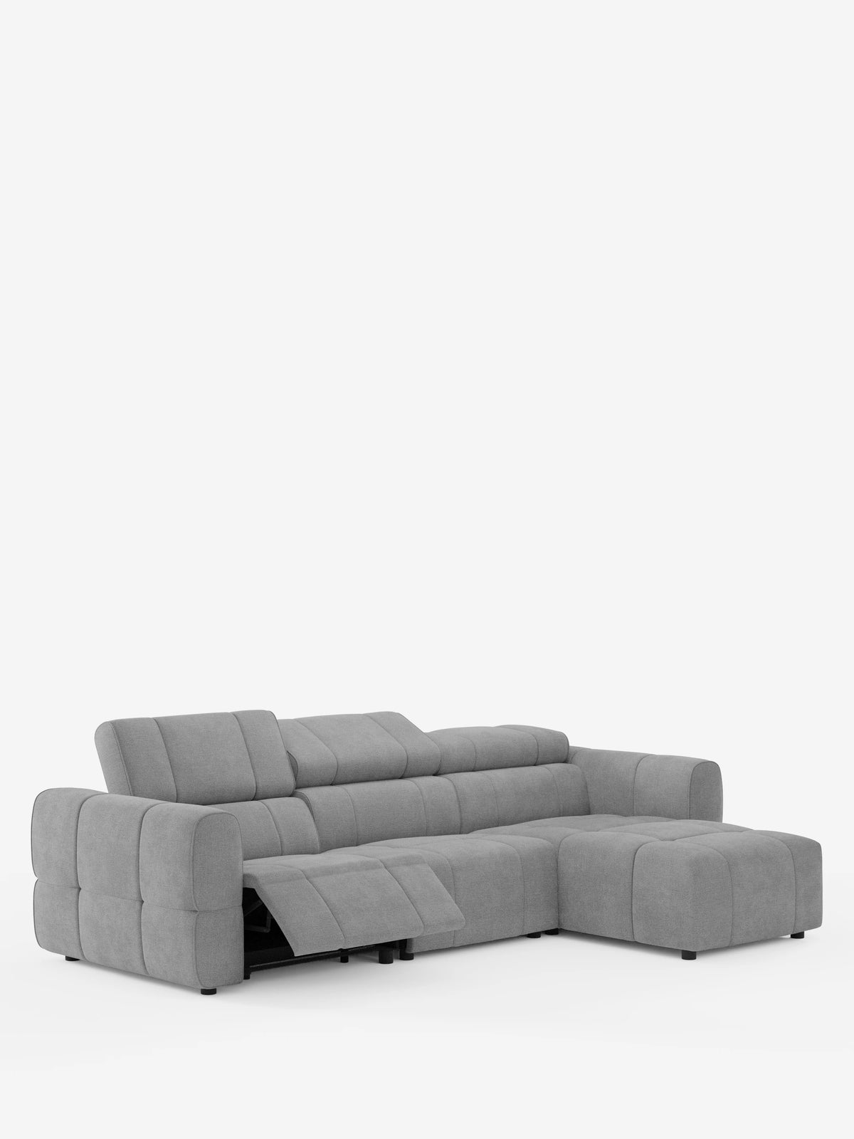 Un moderno divano angolare modulare Giotto grigio chiaro a 5 posti, lungo 296 cm, con penisola e funzione relax elettrica opzionale, rivestito in tessuto antimacchia T23, dotato di poggiatesta regolabili, chaise longue e seduta allungata con poggiapiedi elettrico integrato.