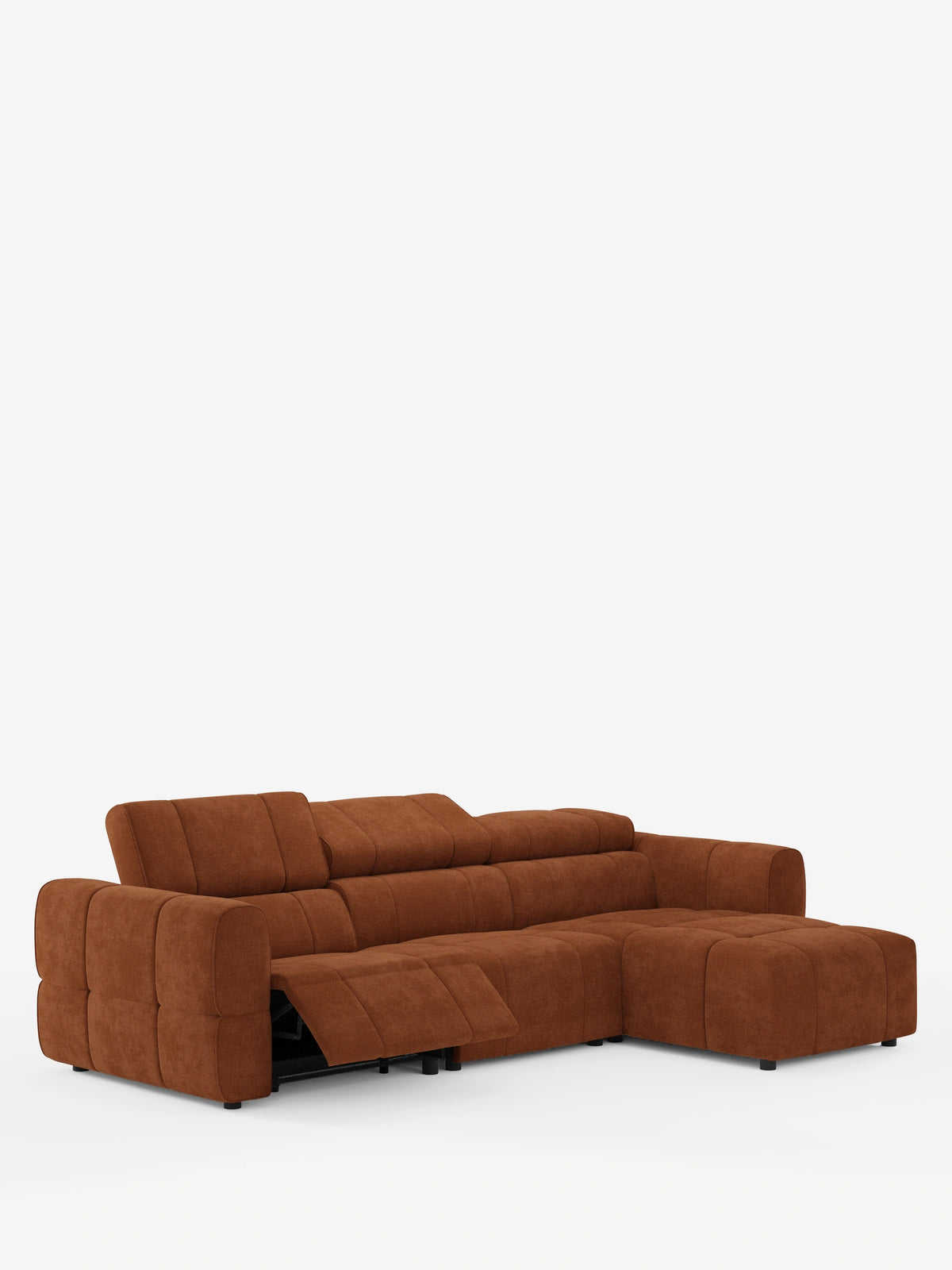 Un divano angolare modulare Giotto a 5 posti, colore ruggine, lungo 296 cm, con penisola e funzione relax elettrica opzionale, rivestito in tessuto smacchiabile T23, dotato di poggiatesta regolabili, cuscini con cuciture a griglia e una penisola sul lato destro, su sfondo bianco.