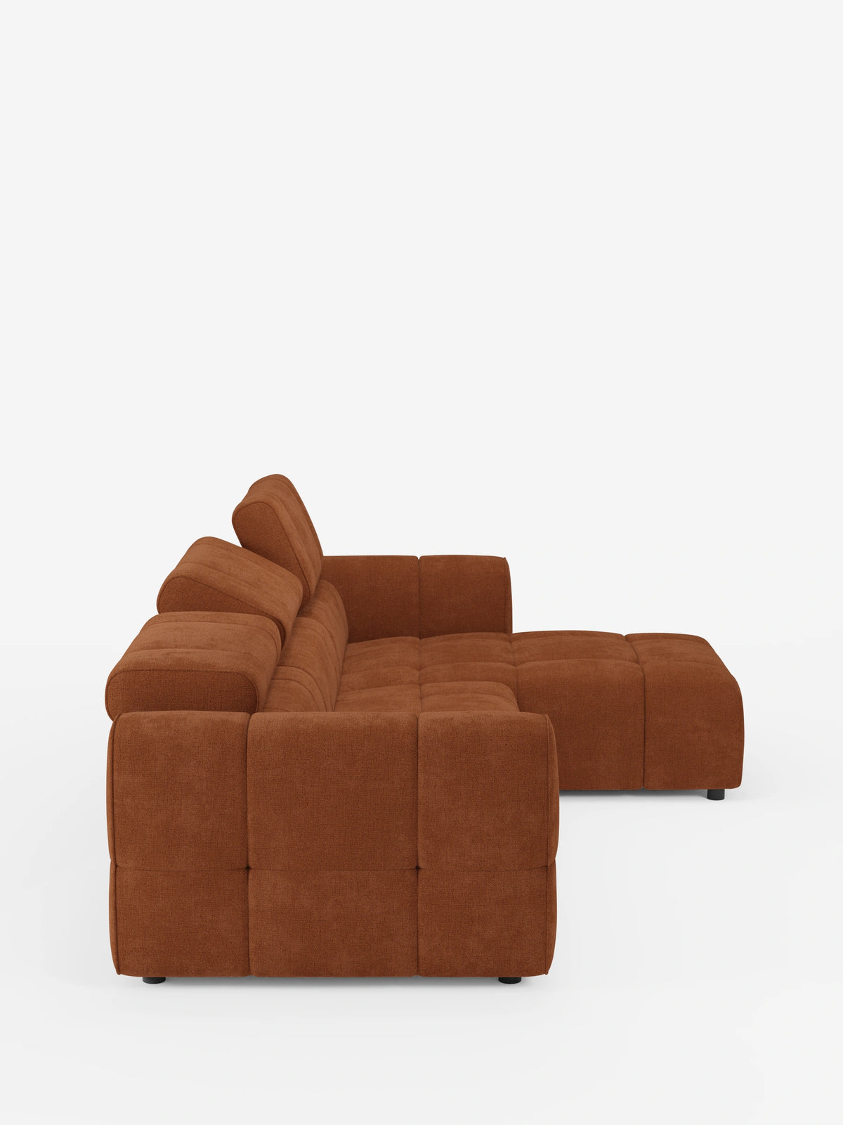Il divano modulare angolare Giotto color ruggine, a 5 posti, lungo 296 cm, con penisola e funzione relax elettrica opzionale, realizzato in tessuto smacchiabile T23, presenta cuscini trapuntati dalla forma squadrata e poggiatesta regolabili su uno sfondo bianco.