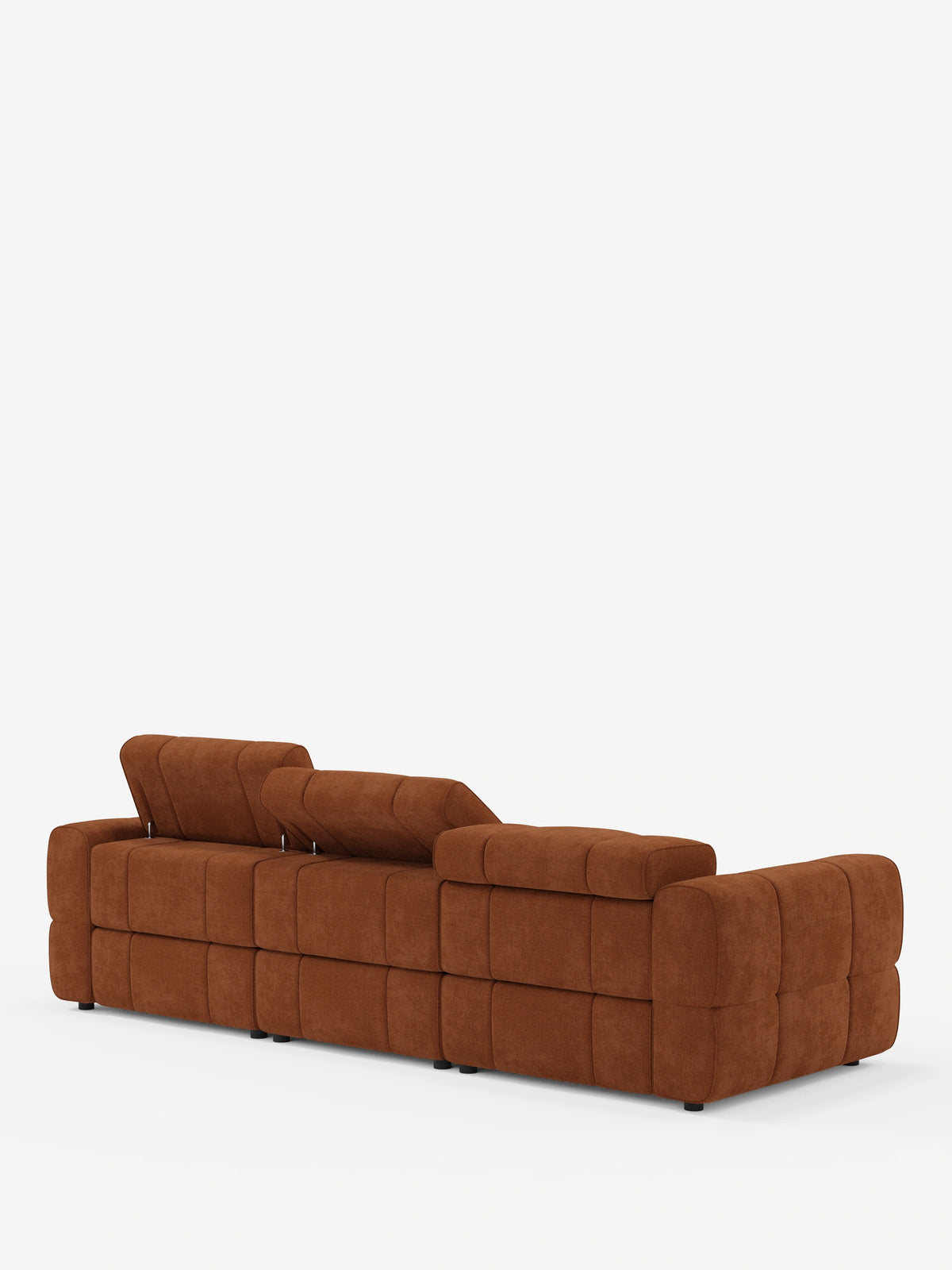 Divano angolare modulare Giotto a 5 posti, 296 cm, con penisola e funzione relax elettrica opzionale, rivestito in tessuto smacchiabile T23 color marrone ruggine, con schienale a pannelli trapuntati e poggiatesta regolabile, su sfondo bianco.