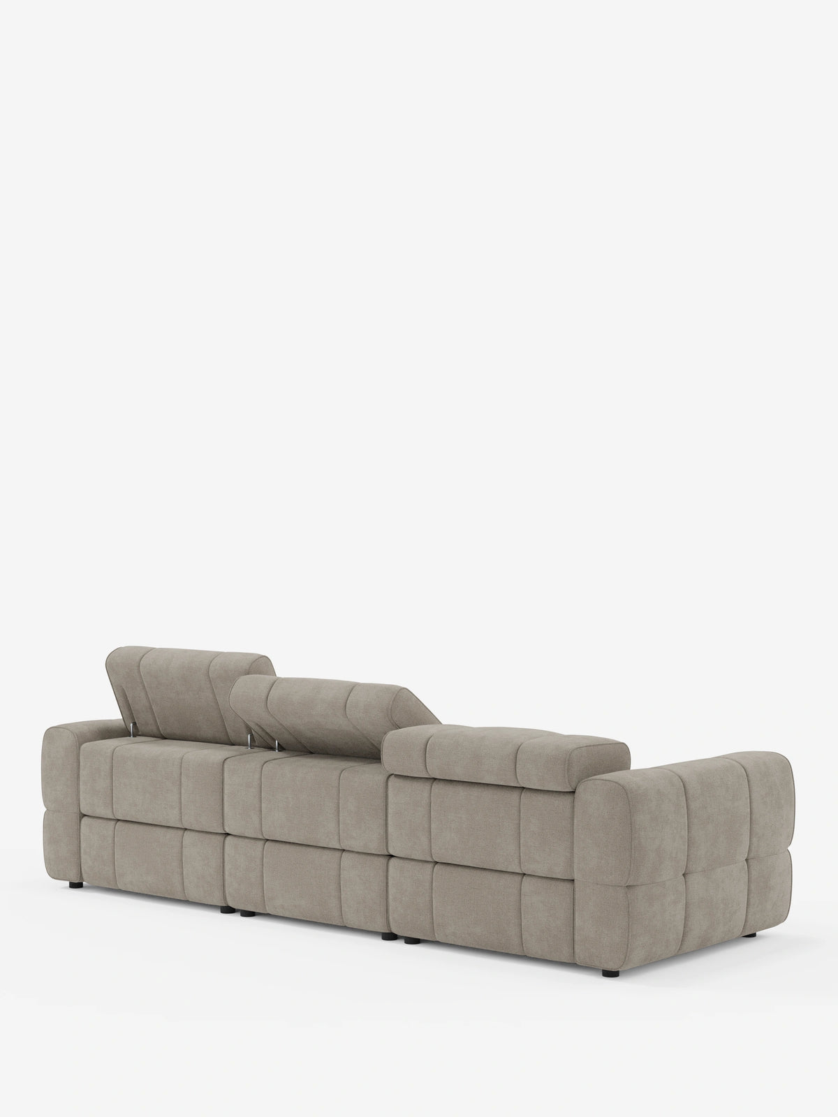 Il divano angolare modulare Giotto a 5 posti da 296 cm con penisola e funzione relax elettrica opzionale, rivestito in tessuto smacchiabile T23, è un divano modulare color beige chiaro con schienale trapuntato, caratterizzato da un poggiatesta inclinato verso l'alto e dagli altri ripiegati in posizione orizzontale.
