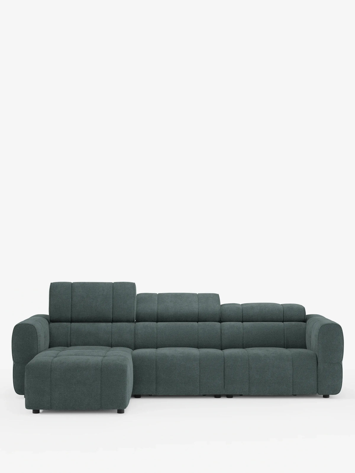 Il divano angolare modulare Giotto a 5 posti da 296 cm con penisola e funzione relax elettrica opzionale, rivestito in tessuto smacchiabile T23, è un divano componibile grigio scuro dotato di chaise longue sul lato sinistro, cuscini trapuntati, poggiatesta regolabile e piedini a profilo ribassato.
