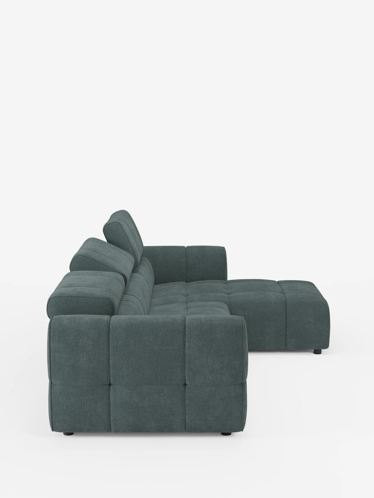 Il divano angolare modulare Giotto a 5 posti da 296 cm con penisola e funzione relax elettrica opzionale, rivestito in tessuto smacchiabile T23, è un divano componibile dal colore verde acqua intenso con chaise longue, caratterizzato da seduta trapuntata, braccioli a binario e poggiatesta regolabili su piedini bassi.