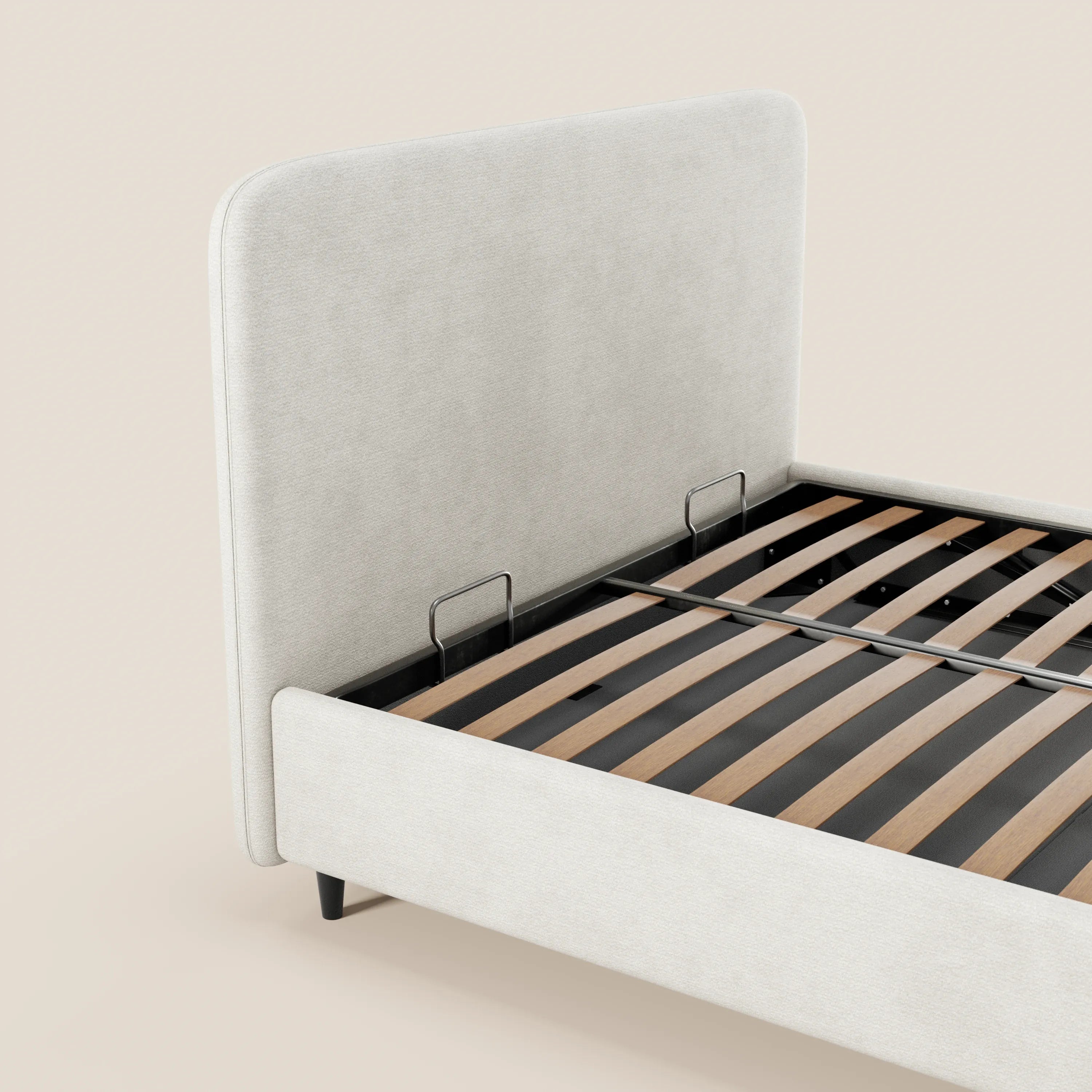 Il letto imbottito KAELOS minimal di Letti.store presenta una testiera alta e arrotondata in ciniglia, gambe alte, un vano contenitore, doghe in legno a vista e supporti in metallo nero. Nell’immagine è raffigurato su uno sfondo beige chiaro, senza materasso né biancheria da letto.