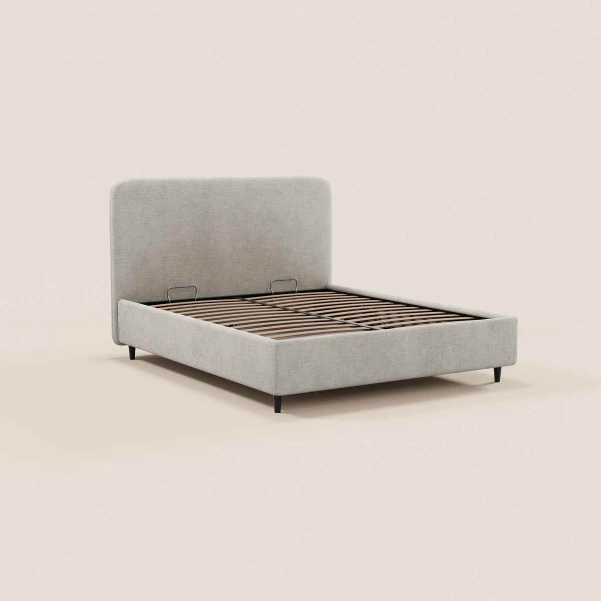 Il letto imbottito KAELOS minimal di Letti.store presenta una testiera arrotondata rivestita in ciniglia grigio chiaro, gambe alte nere e una base contenitore con doghe in legno a vista; è raffigurato senza materasso né biancheria da letto su uno sfondo bianco sporco.