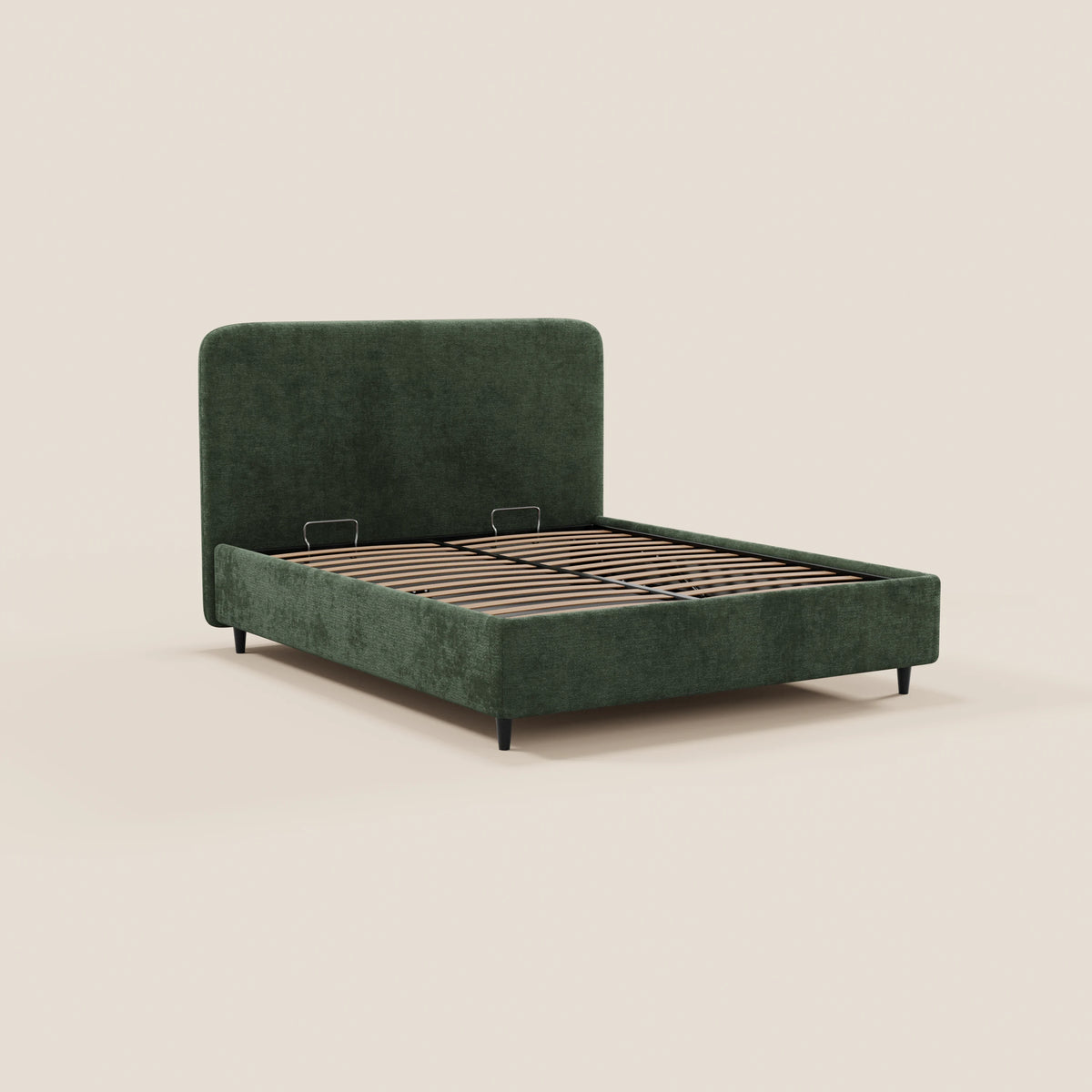 Il letto imbottito KAELOS minimal di Letti.store presenta una testiera alta e arrotondata in ciniglia, gambe alte nere, un ampio vano contenitore e doghe in legno per il sostegno del materasso. Nell’immagine è raffigurato su uno sfondo beige chiaro a tinta unita.