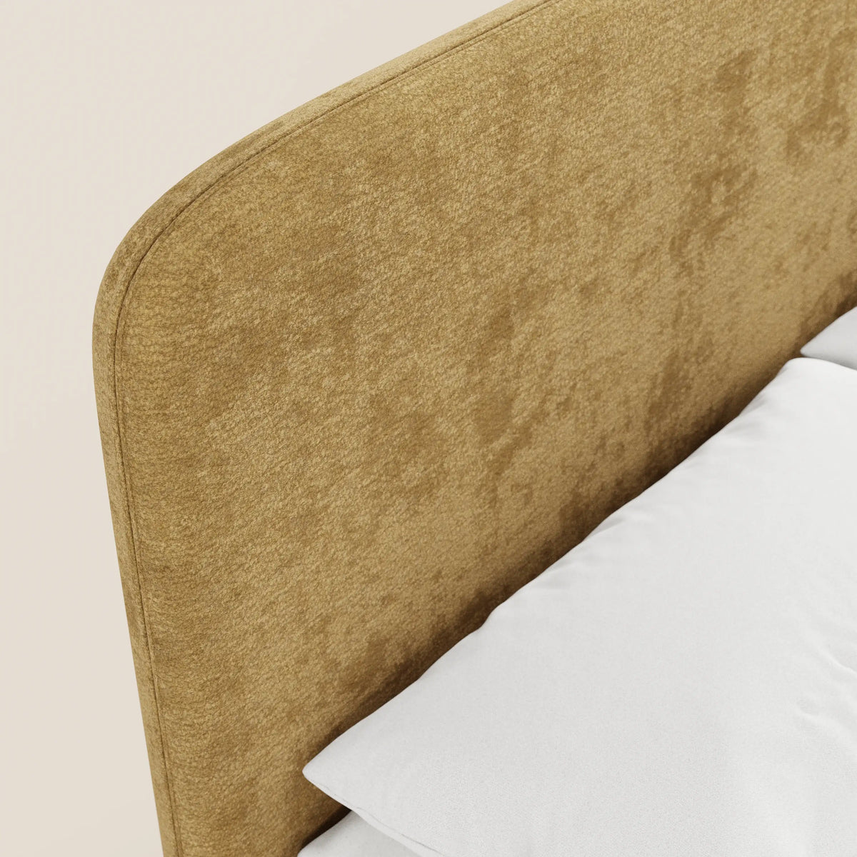Primo piano del letto imbottito KAELOS minimal di Letti.store, caratterizzato da una morbida testiera arrotondata rivestita in ciniglia giallo senape. Su uno sfondo beige chiaro si intravedono un cuscino bianco e la biancheria da letto.