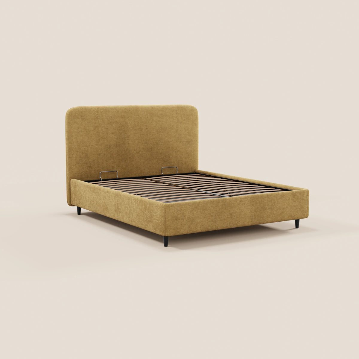 Il letto imbottito KAELOS minimal di Letti.store presenta una testiera arrotondata e una base in ciniglia giallo senape, gambe alte nere, una rete a doghe in legno a vista e un vano contenitore, il tutto su uno sfondo chiaro e semplice, senza materasso né biancheria da letto.