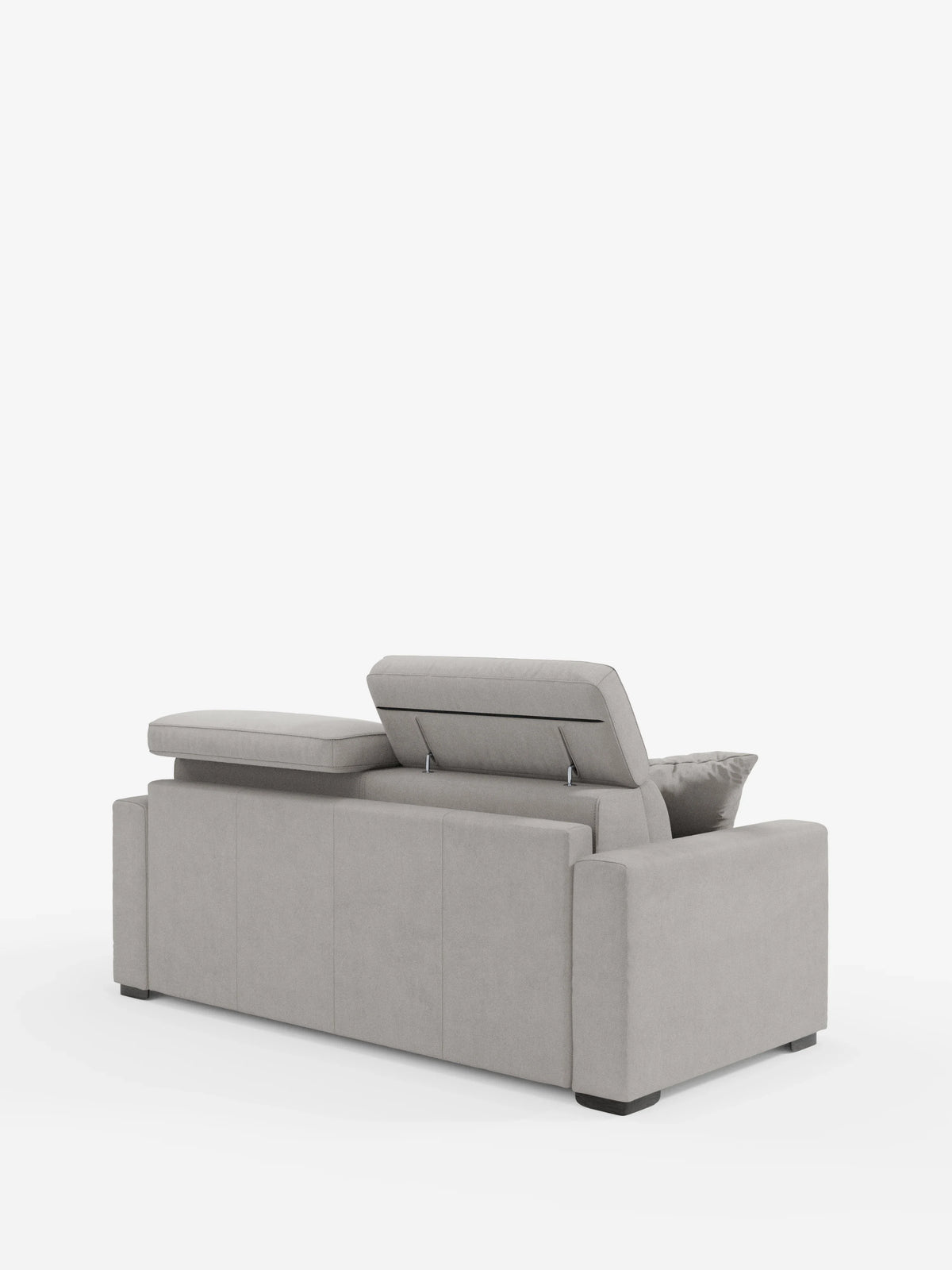 Il divano letto Maximus a 3 posti in grigio chiaro contemporaneo con materasso ALTO 20 cm di divitt.sbs è raffigurato di retro, mettendo in risalto i suoi ampi braccioli e i due poggiatesta reclinabili in diverse posizioni verticali, su uno sfondo bianco a tinta unita. Il divano è rivestito in tessuto rimovibile Oeko-Tex resistente alle macchie.