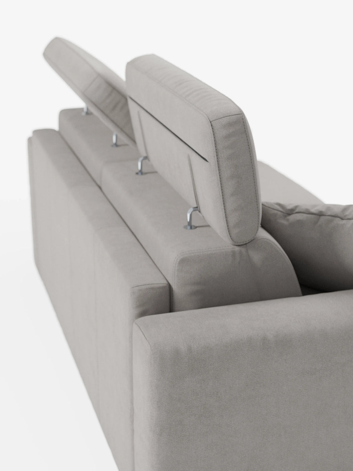 Il divano letto Maximus a 3 posti in grigio chiaro contemporaneo con materasso ALTO da 20 cm di divitt.sbs è ripreso da dietro, mettendo in risalto i suoi poggiatesta reclinabili in tessuto smacchiabile Oeko-Tex — due dei quali sono sollevati, mentre uno è abbassato. Presentato su uno sfondo bianco a tinta unita, il divano presenta un rivestimento liscio e vanta un design elegante e minimalista.