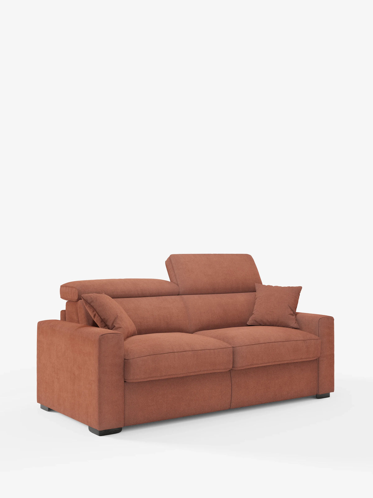 Il divano letto contemporaneo Maximus a 3 posti con materasso ALTO 20 cm di divitt.sbs è rivestito in tessuto arancione ruggine, resistente alle macchie e certificato Oeko-Tex. È dotato di ampi braccioli, poggiatesta reclinabili regolabili, un cuscino decorativo abbinato e piedini a blocco scuri. Su uno sfondo bianco a tinta unita, questo divano minimalista può ospitare comodamente da due a tre persone.