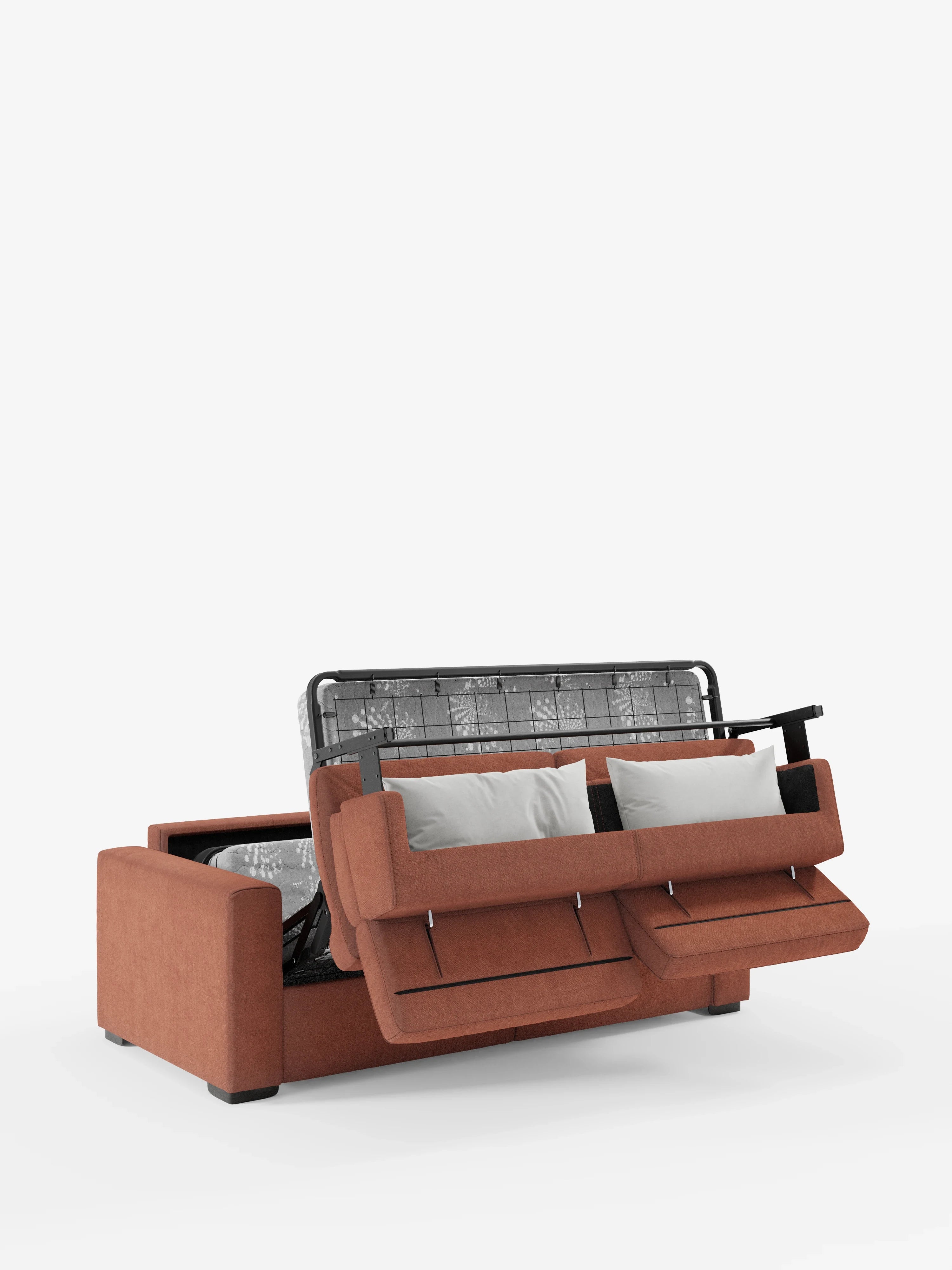 Un divano letto Maximus a 3 posti color ruggine con materasso ALTO da 20 cm di divitt.sbs, dotato di due cuscini chiari, è esposto con i cuscini della seduta sollevati per rivelare al loro interno una struttura letto estraibile in metallo e il materasso. Il divano letto è posizionato su uno sfondo bianco a tinta unita e include poggiatesta regolabili in tessuto antimacchia certificato Oeko-Tex.