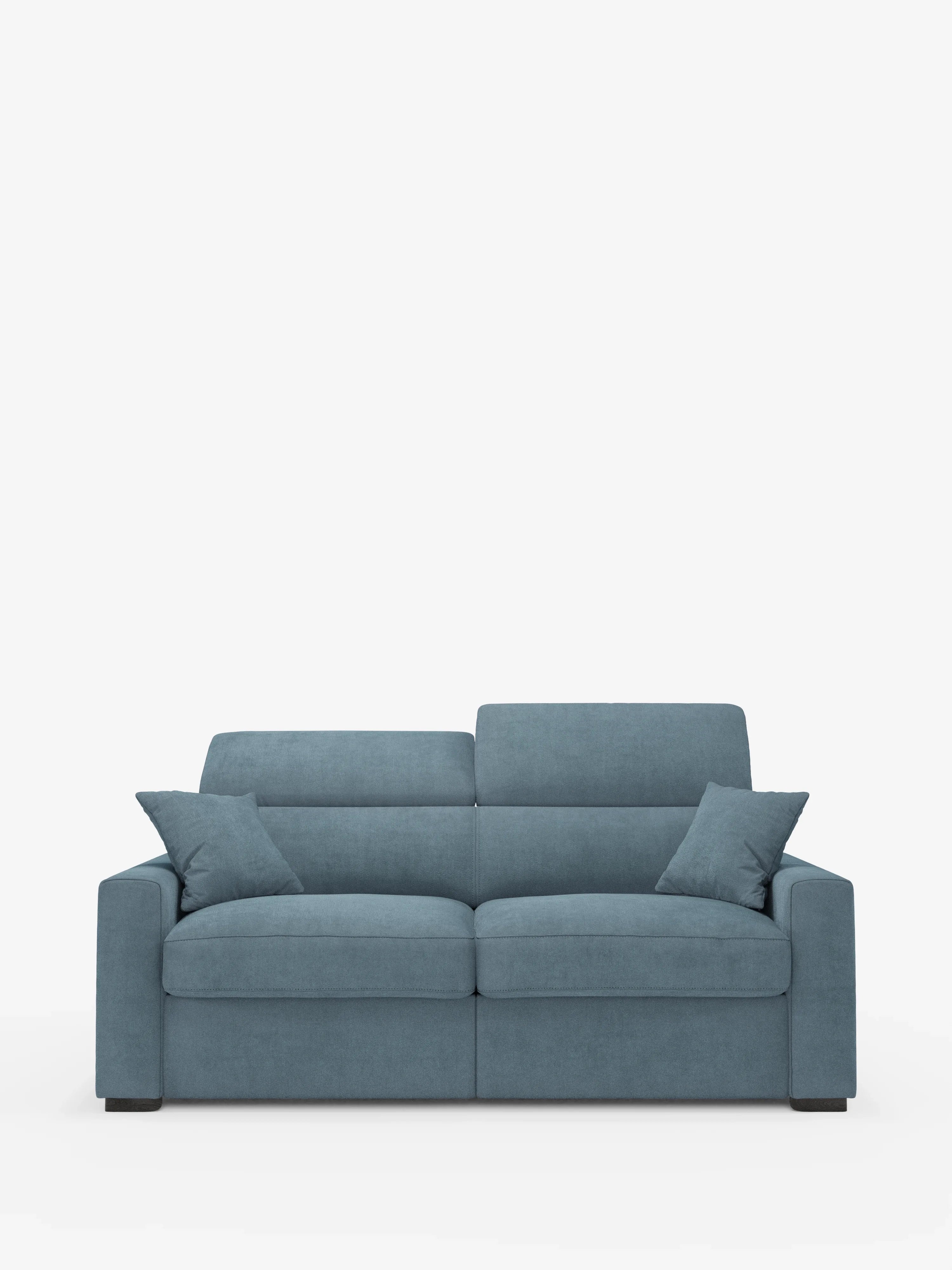 Un divano letto Maximus a 3 posti in blu verde acqua in stile contemporaneo con materasso ALTO 20 cm di divitt.sbs, dotato di due cuscini di seduta, due schienali con poggiatesta regolabili, braccioli squadrati e quattro cuscini decorativi abbinati in tessuto antimacchia certificato Oeko-Tex. Perfetto come versatile divano letto a tre posti, unisce uno stile moderno a un comfort superiore. Il divano poggia su corte gambe nere ed è presentato su uno sfondo bianco a tinta unita.