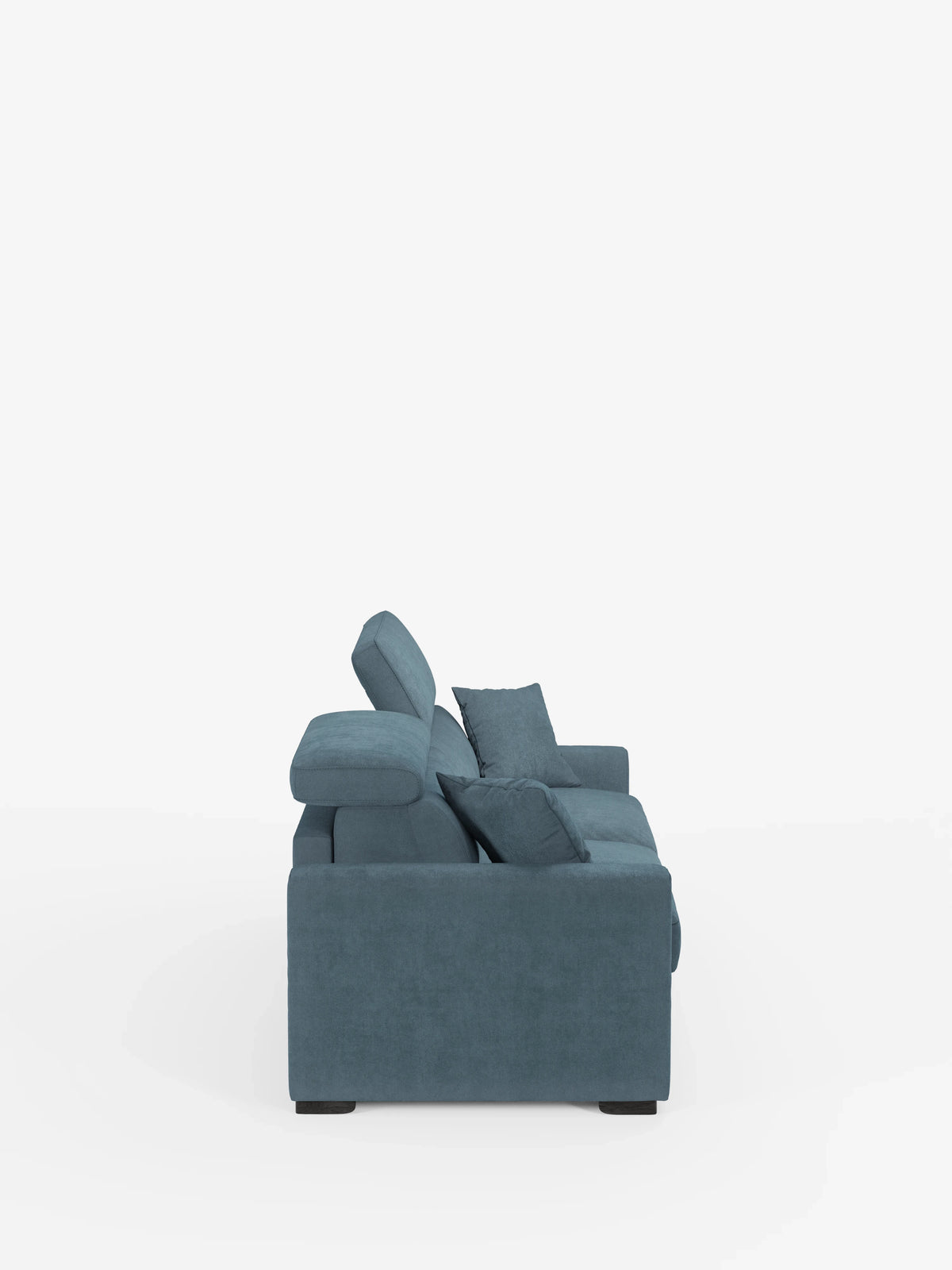 Il divano letto blu Maximus a 3 posti con materasso ALTO da 20 cm di divitt.sbs è raffigurato di profilo, mettendo in risalto i due cuscini di seduta, i due cuscini dello schienale e i due cuscini più piccoli. Questo elegante divano letto presenta linee dritte e pulite, gambe nere e poggiatesta regolabili in tessuto antimacchia certificato Oeko-Tex, il tutto su uno sfondo bianco a tinta unita.