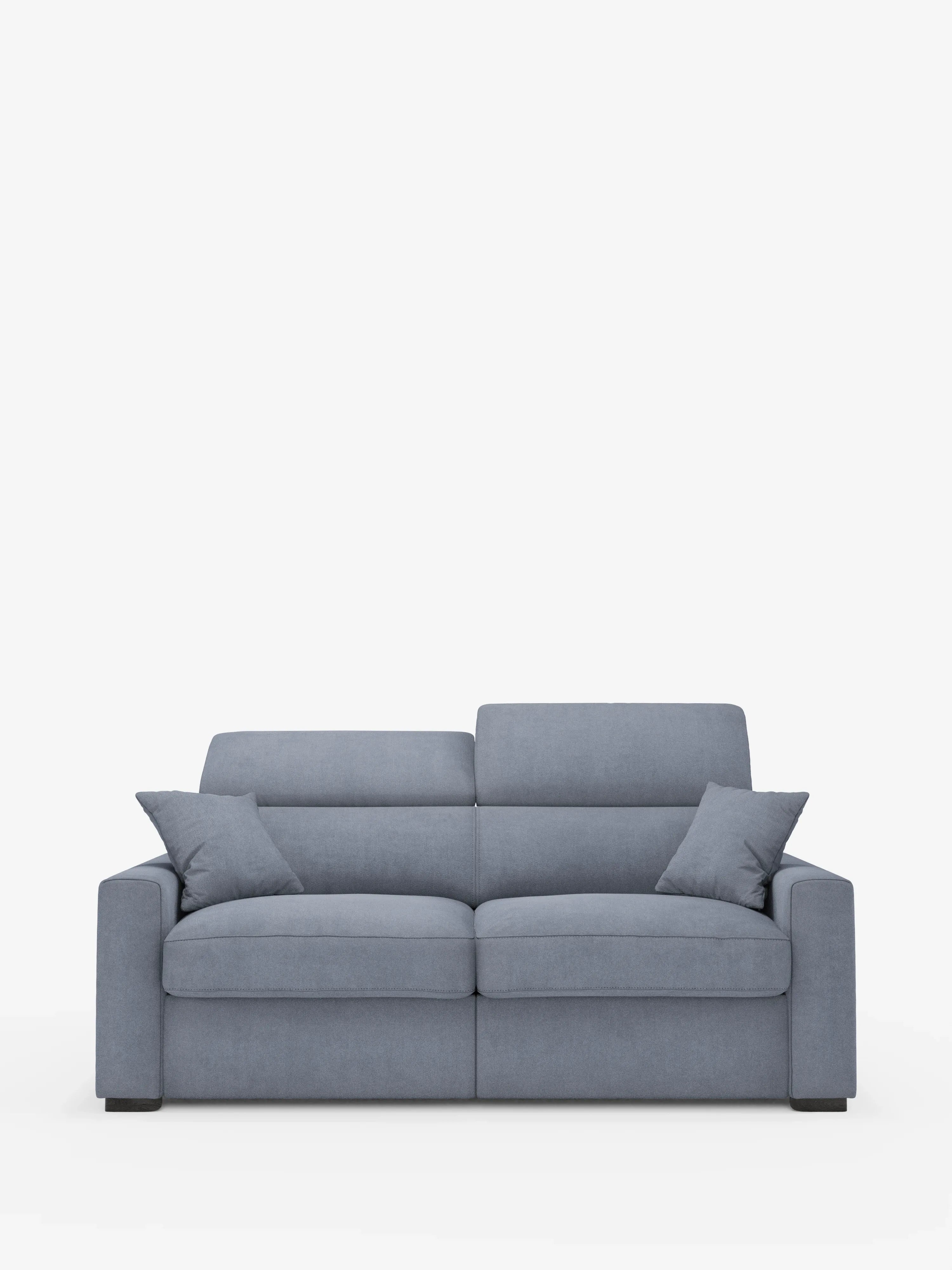 Un divano a tre posti contemporaneo di colore azzurro, il Maximus Divano letto 3 posti e materasso ALTO 20 cm di divitt.sbs, è caratterizzato da schienali imbottiti alti con poggiatesta regolabili, braccioli squadrati e quattro cuscini decorativi abbinati. Rivestito in tessuto Oeko-Tex resistente alle macchie e sostenuto da eleganti gambe nere, questo divano vanta un design minimalista ispirato ai classici modelli di divano letto matrimoniale, il tutto su uno sfondo bianco a tinta unita.