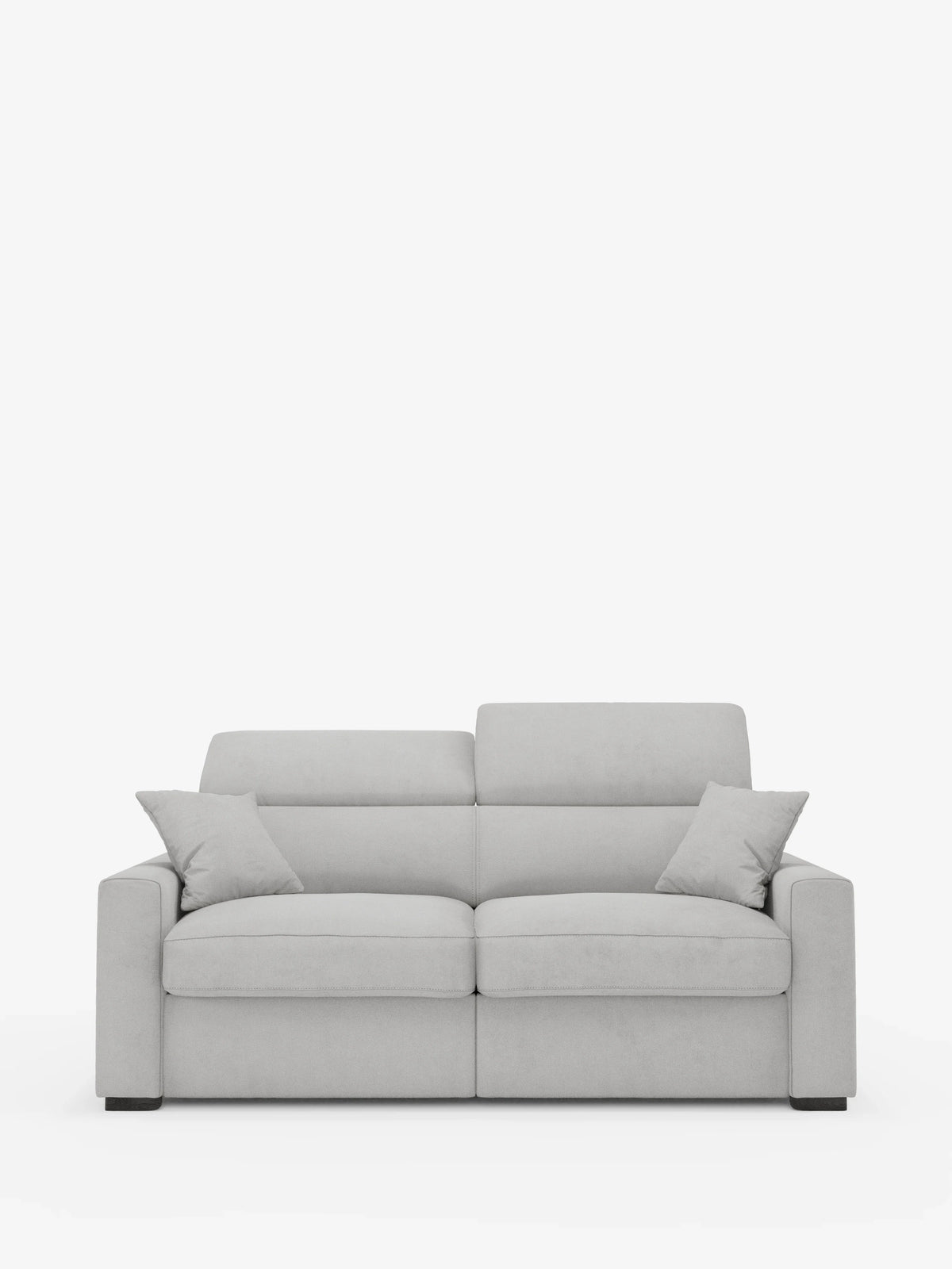 Su uno sfondo bianco a tinta unita spicca il Maximus Divano letto a 3 posti con materasso ALTO 20 cm di divitt.sbs: un divano a tre posti moderno, di colore grigio chiaro, che ricorda un elegante divano letto matrimoniale. Rivestito in tessuto antimacchia certificato Oeko-Tex, presenta braccioli squadrati, morbidi cuscini, poggiatesta reclinabili, due cuscini decorativi abbinati e robusti piedini neri a blocco che gli conferiscono un look pulito e minimalista.