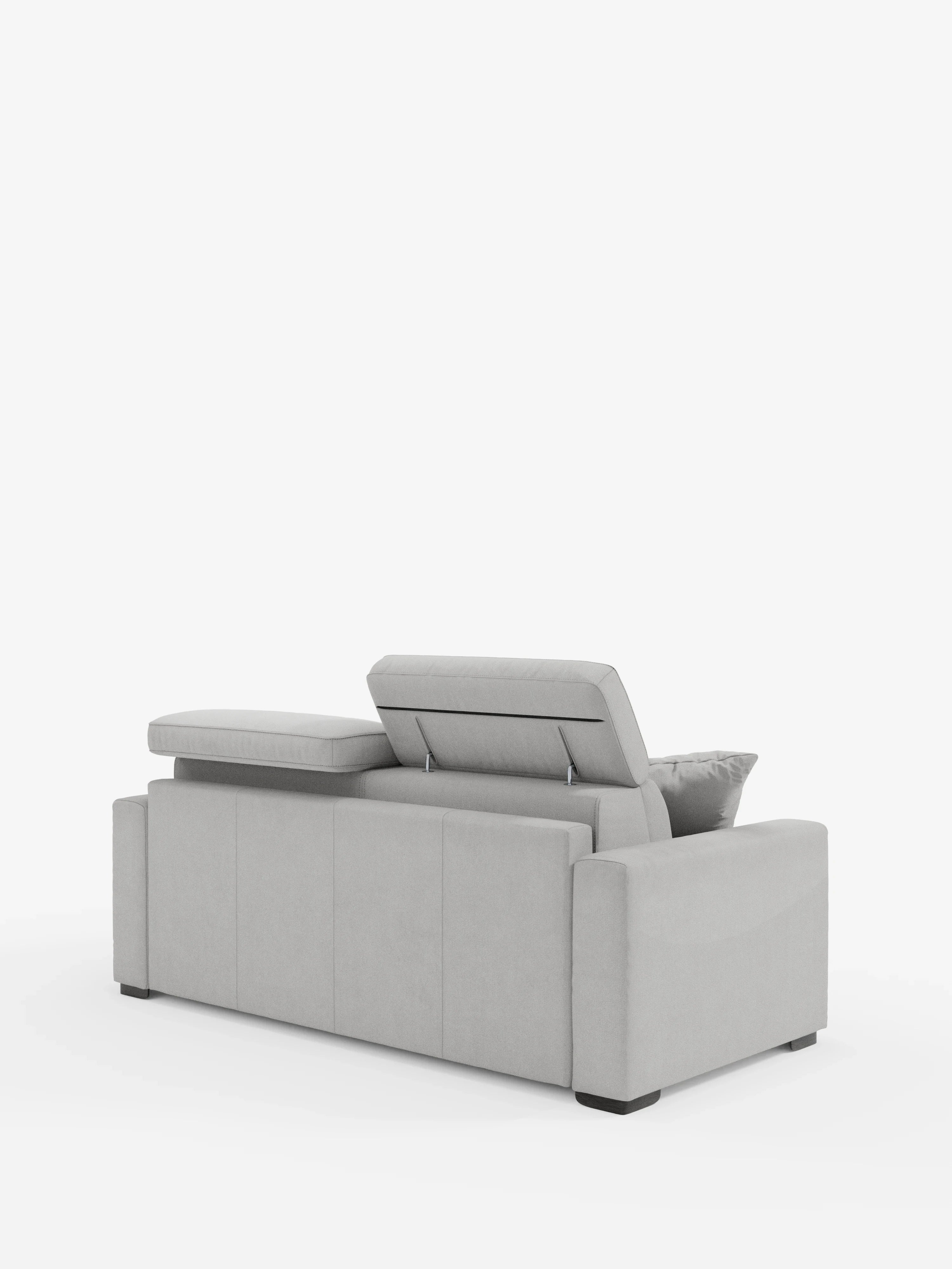 Un divano letto Maximus a 3 posti in grigio chiaro contemporaneo con materasso ALTO da 20 cm di divitt.sbs, dotato di poggiatesta reclinabili in tessuto antimacchia certificato Oeko-Tex, è raffigurato di retro con ampi braccioli e due schienali regolabili posizionati a diverse angolazioni, poggiato su gambe corte nere su uno sfondo bianco.