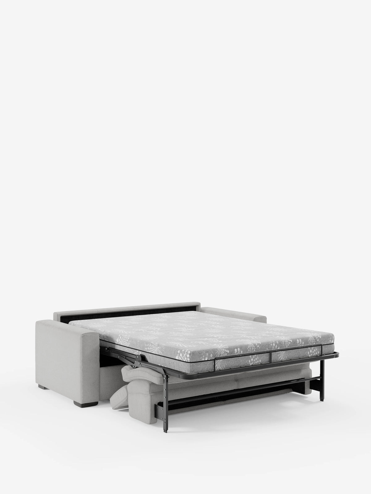 Viene mostrato un divano letto Maximus a 3 posti di colore grigio chiaro di divitt.sbs con la parte letto aperta, dotato di un materasso alto 20 cm sostenuto da una struttura in metallo nero. Vengono messi in risalto i braccioli e lo schienale di forma squadrata del divano, insieme ai poggiatesta regolabili e al tessuto Oeko-Tex resistente alle macchie. Lo sfondo è bianco a tinta unita.