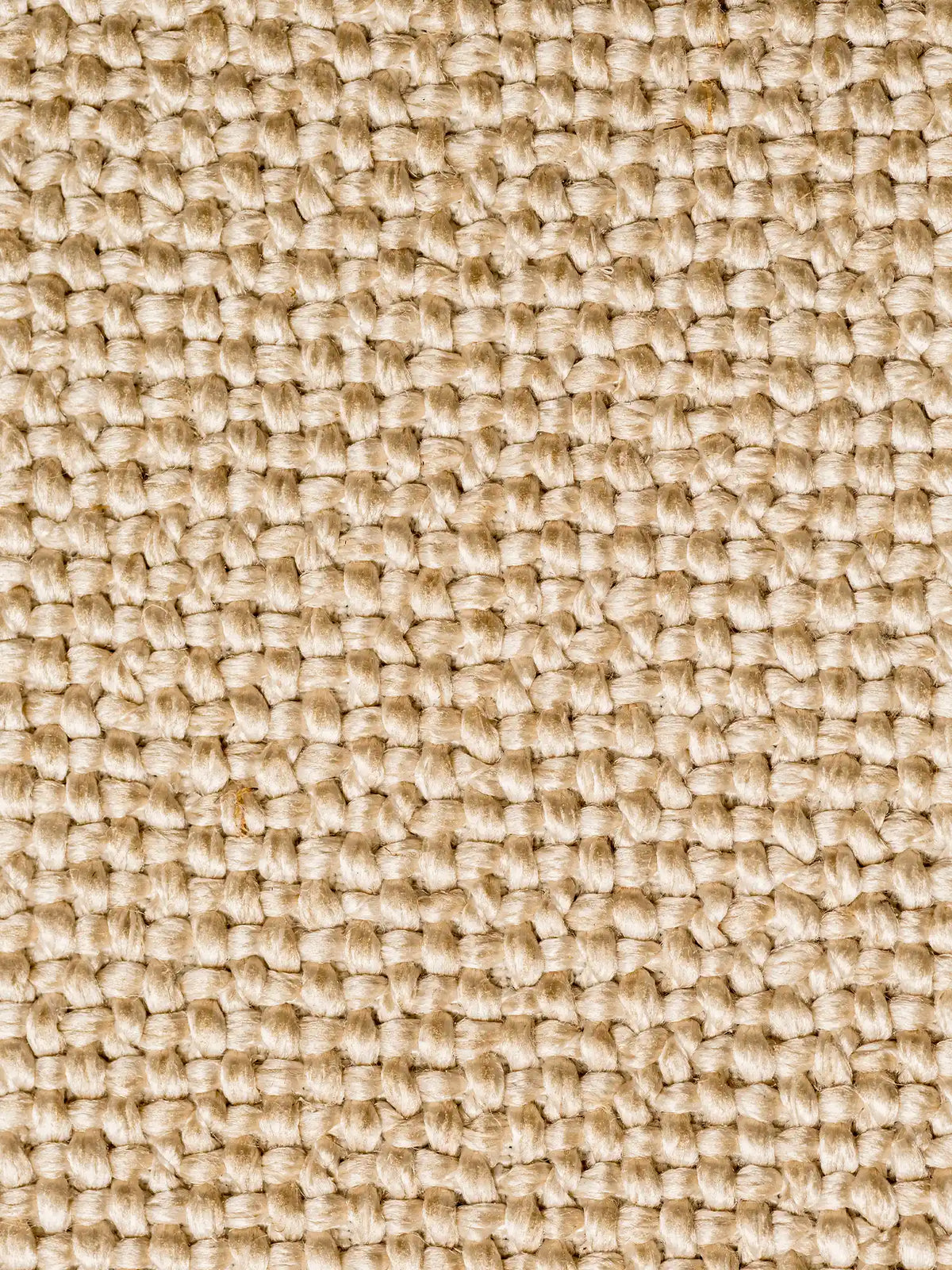 Un primo piano del tessuto S03 NEW MANHATTAN, un tessuto materico misto lino, antimacchia e certificato OEKO-TEX®: un tessuto a trama grossa con un fitto motivo a griglia beige, che offre una finitura resistente e piacevole al tatto, ideale per un divano moderno.