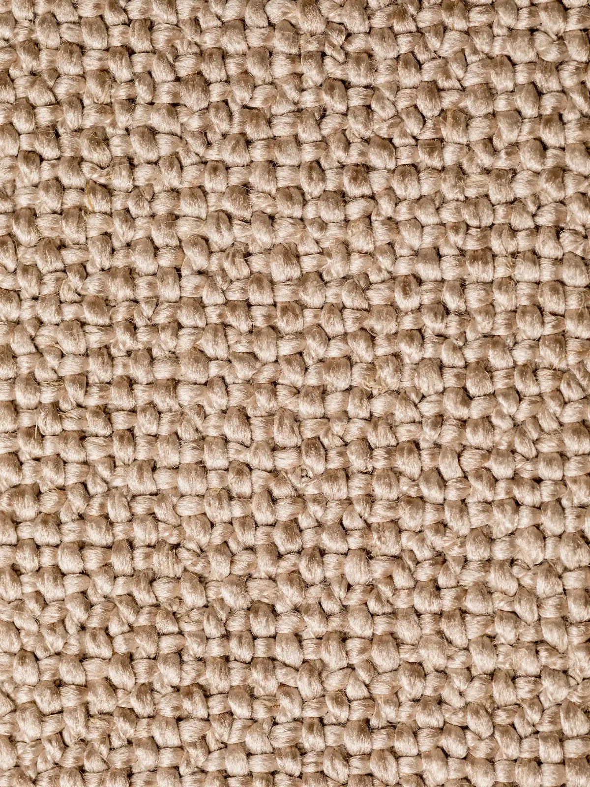 Un primo piano della trama grossolana color beige chiaro del tessuto S03 NEW MANHATTAN, un tessuto materico misto lino, smacchiabile e certificato OEKO-TEX®, caratterizzato da un motivo a griglia formato da fibre spesse e interconnesse.