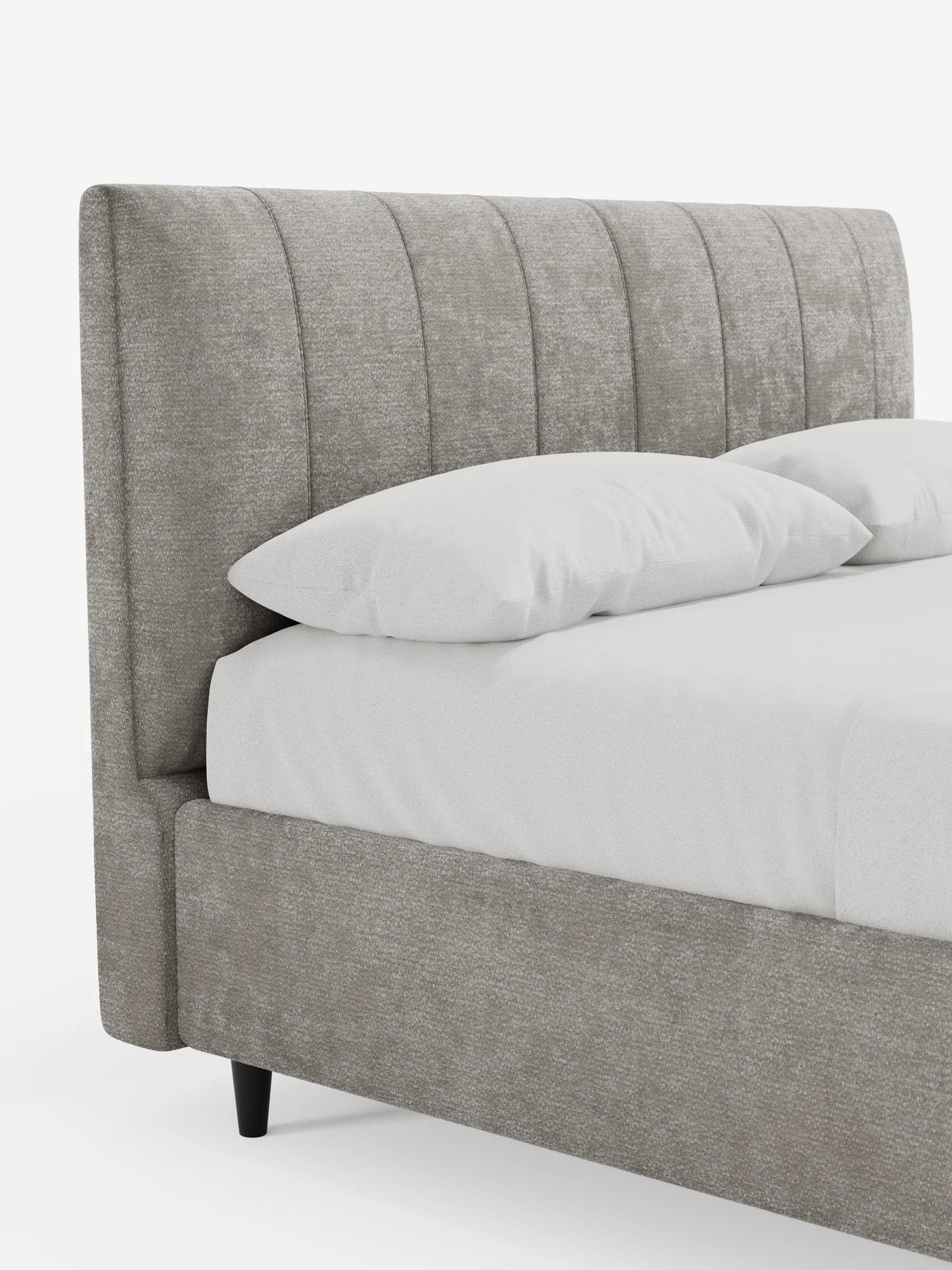 Vista laterale di un letto imbottito ONYX con contenitore e testiera verticale in tessuto certificato Oeko-Tex®, caratterizzato da un'alta testiera in tessuto grigio a pannelli verticali, biancheria da letto bianca e due cuscini su uno sfondo chiaro e uniforme.
