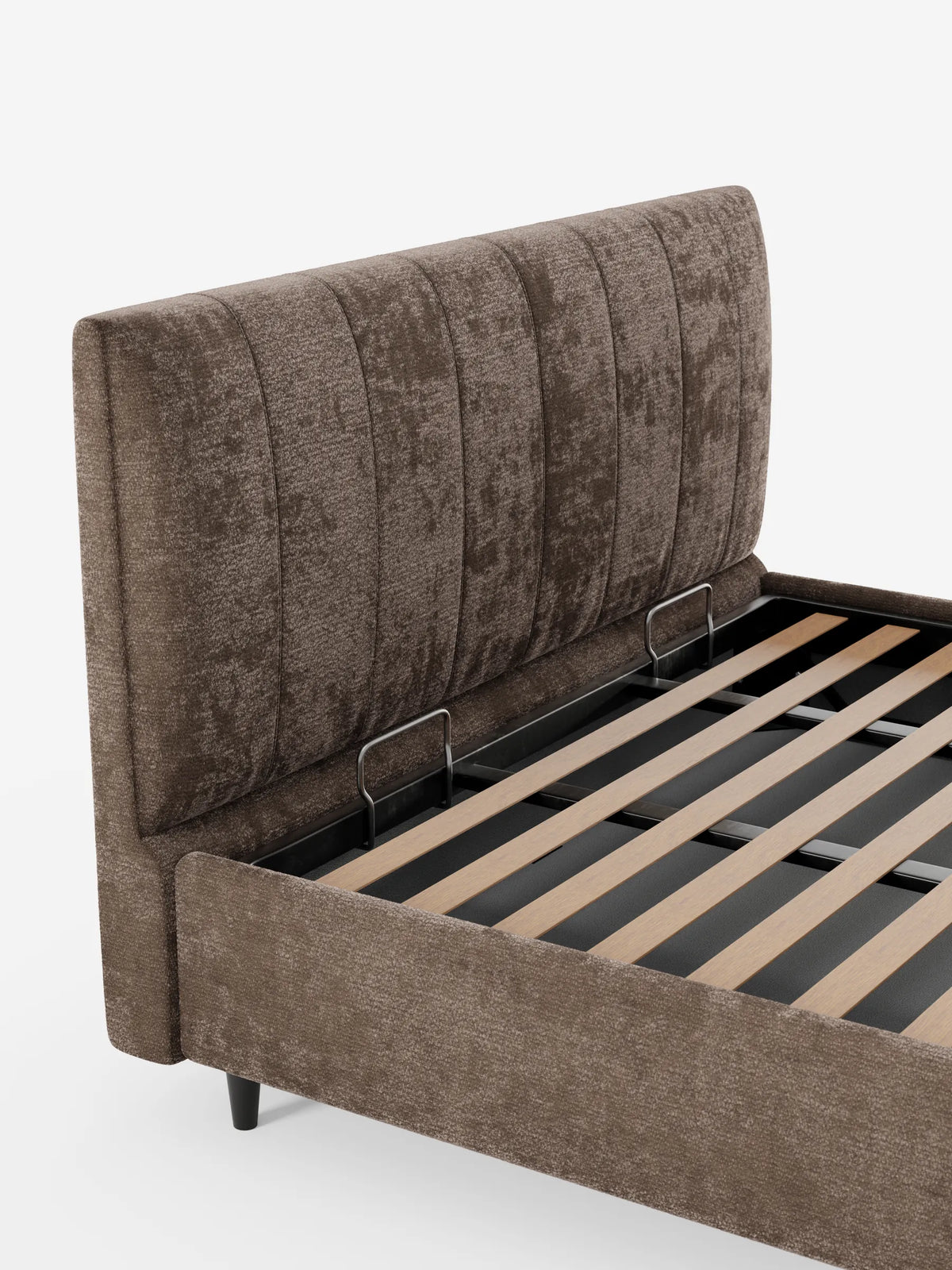 Il letto imbottito ONYX con contenitore e testiera verticale in tessuto certificato Oeko-Tex® è un letto imbottito marrone con una testiera alta a pannelli verticali, doghe in legno con contenitore e gambe corte e scure su uno sfondo bianco.