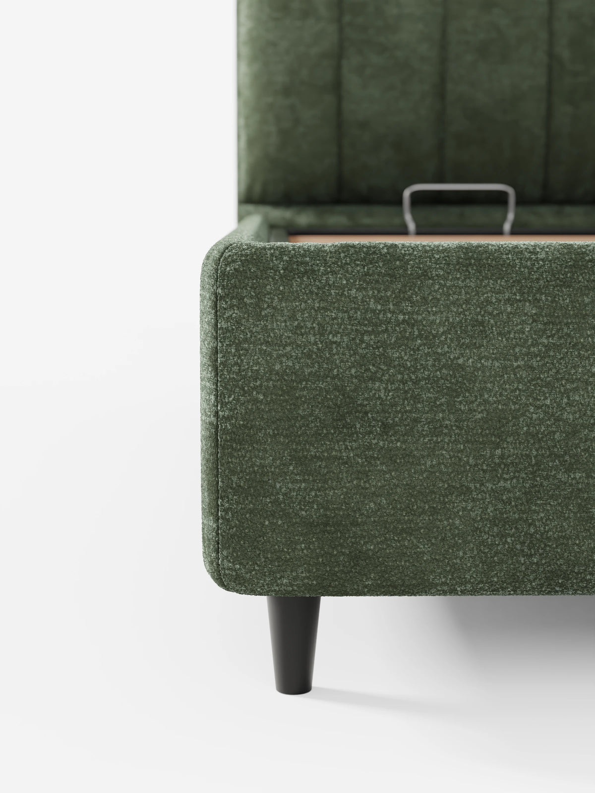 Un primo piano del letto imbottito ONYX con contenitore e testiera verticale in tessuto certificato Oeko-Tex® color verde bosco, caratterizzato da una base aperta con maniglia in metallo su uno sfondo bianco a tinta unita.
