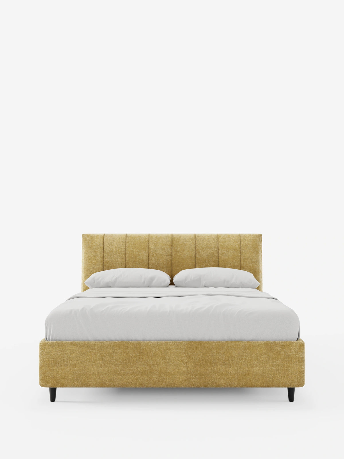 Il letto imbottito ONYX con contenitore e testiera verticale in tessuto certificato Oeko-Tex® è un letto di colore giallo dorato con una testiera alta e scanalata, lenzuola bianche e gambe scure, che risaltano su uno sfondo bianco.