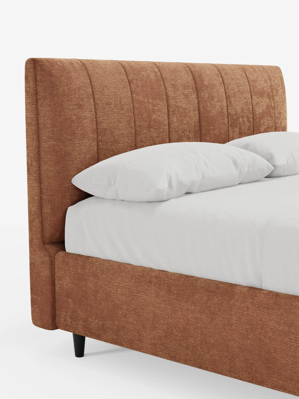 Il letto imbottito ONYX con contenitore e testiera verticale in tessuto certificato Oeko-Tex® presenta una testiera alta con cuciture verticali color ruggine, biancheria da letto bianca e uno sfondo semplice color avorio.