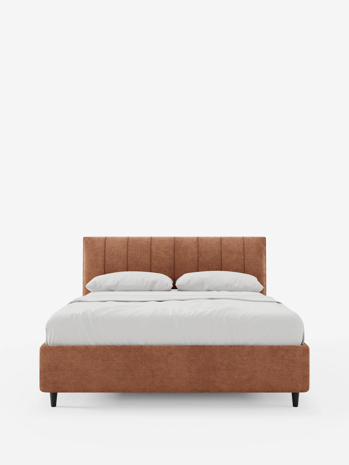 ONYX: letto imbottito con contenitore e testiera verticale in tessuto certificato Oeko-Tex®. Letto matrimoniale in tessuto testurizzato color ruggine con testiera alta a doghe, biancheria da letto bianca e gambe affusolate scure su sfondo bianco.