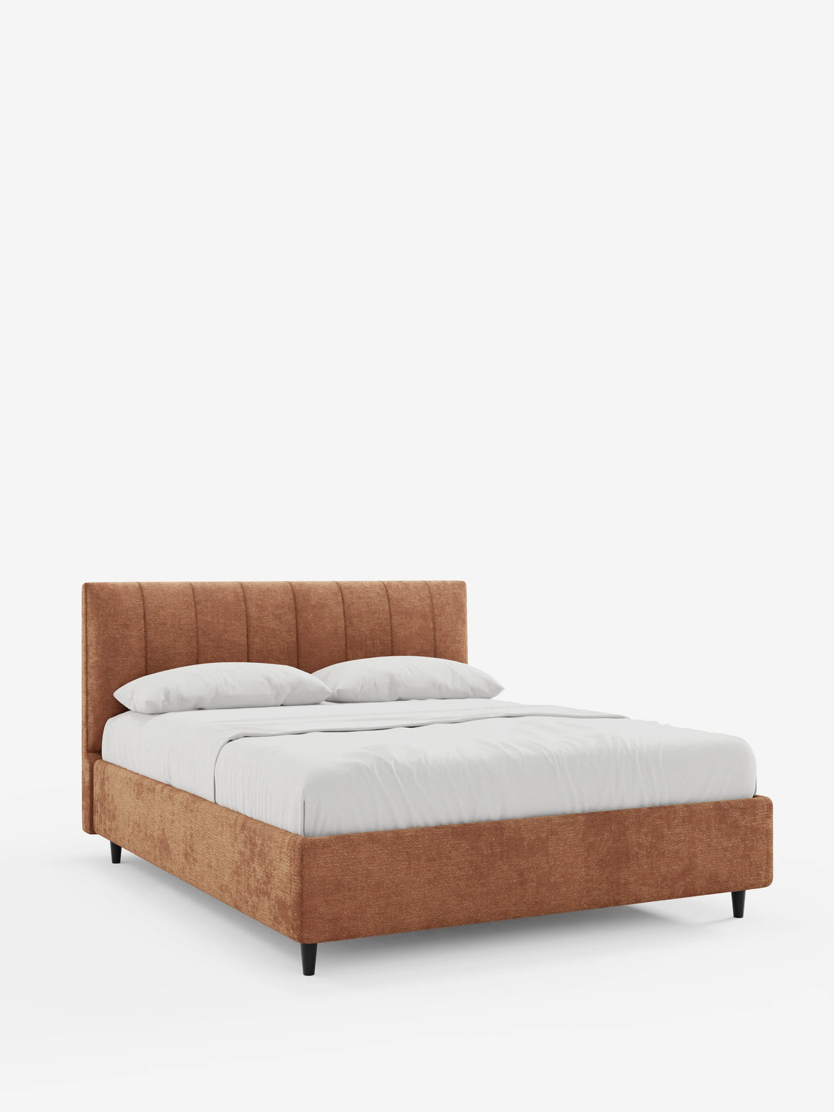 Il letto imbottito ONYX con contenitore e testiera verticale in tessuto certificato Oeko-Tex® è un letto moderno caratterizzato da una struttura dalla texture color ruggine-arancio, un'imbottitura a canalini verticali alti, biancheria da letto bianca e gambe nere corte e affusolate.