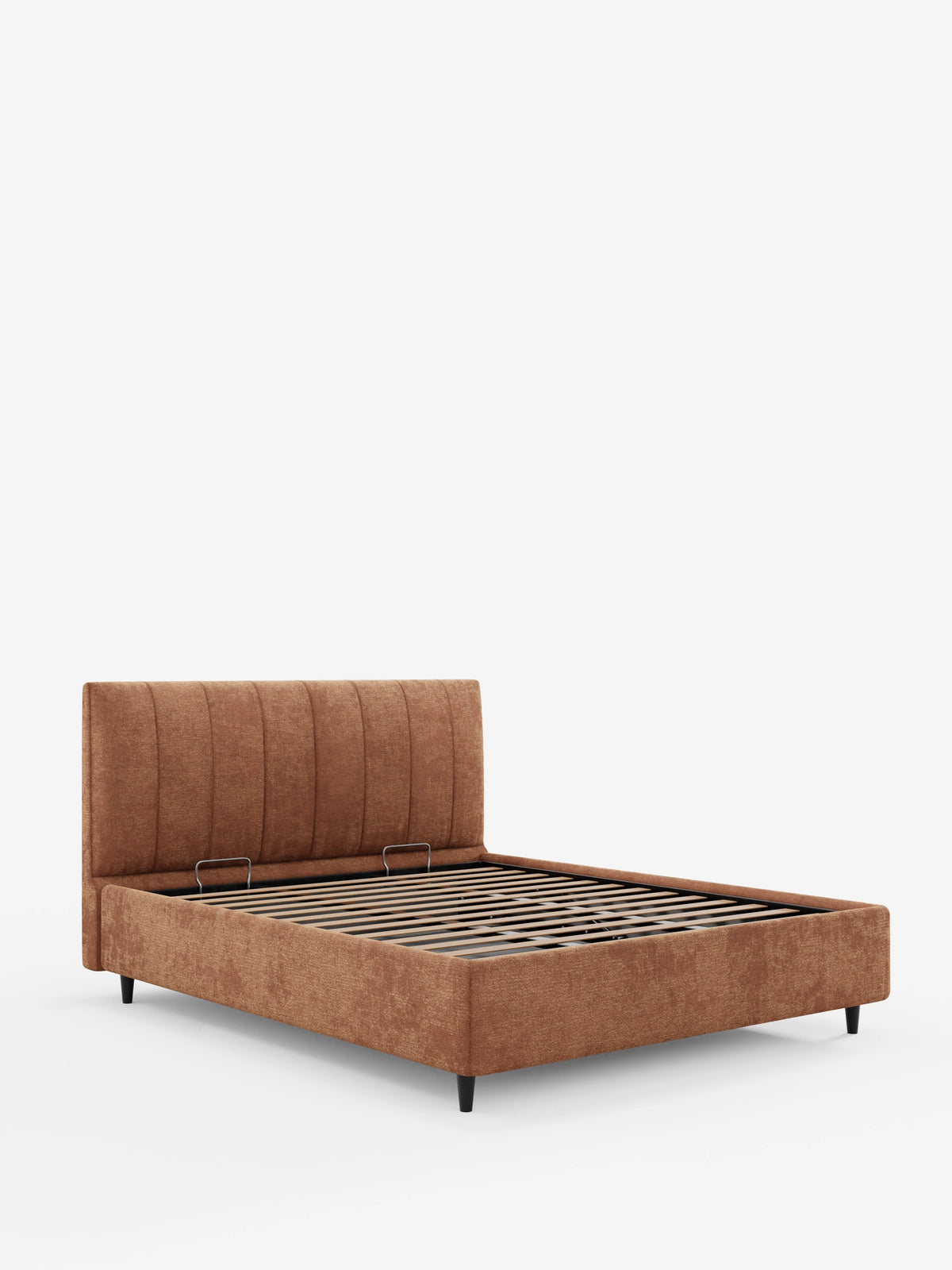 ONYX, letto imbottito con contenitore e testiera verticale in tessuto certificato Oeko-Tex®, caratterizzato da un'alta testiera con canalature verticali in tessuto marrone caldo dalla trama ruvida, con una base a doghe in legno su sottili gambe nere su sfondo bianco.