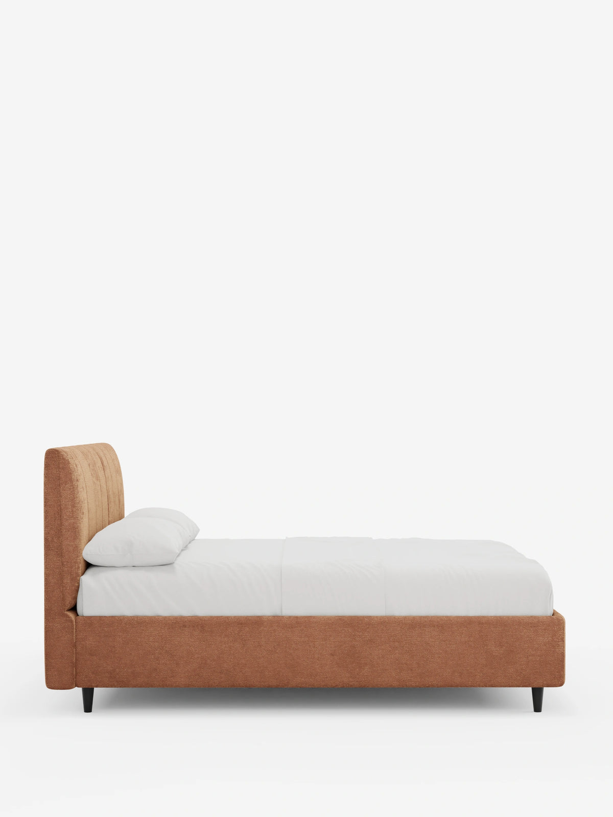 Vista di profilo del letto imbottito ONYX con contenitore e testiera verticale in tessuto certificato Oeko-Tex®, un letto moderno con struttura imbottita color ruggine, lenzuola bianchissime e gambe affusolate scure su uno sfondo grigio chiaro.