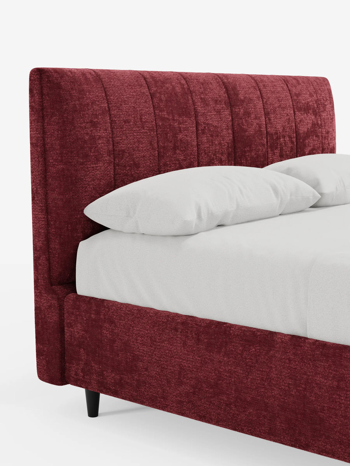 Il letto imbottito ONYX con contenitore e testiera verticale in tessuto certificato Oeko-Tex® è un letto moderno di colore rosso intenso, caratterizzato da una testiera alta e trapuntata con canalature verticali, rivestito con biancheria da letto bianca su uno sfondo bianco a tinta unita.