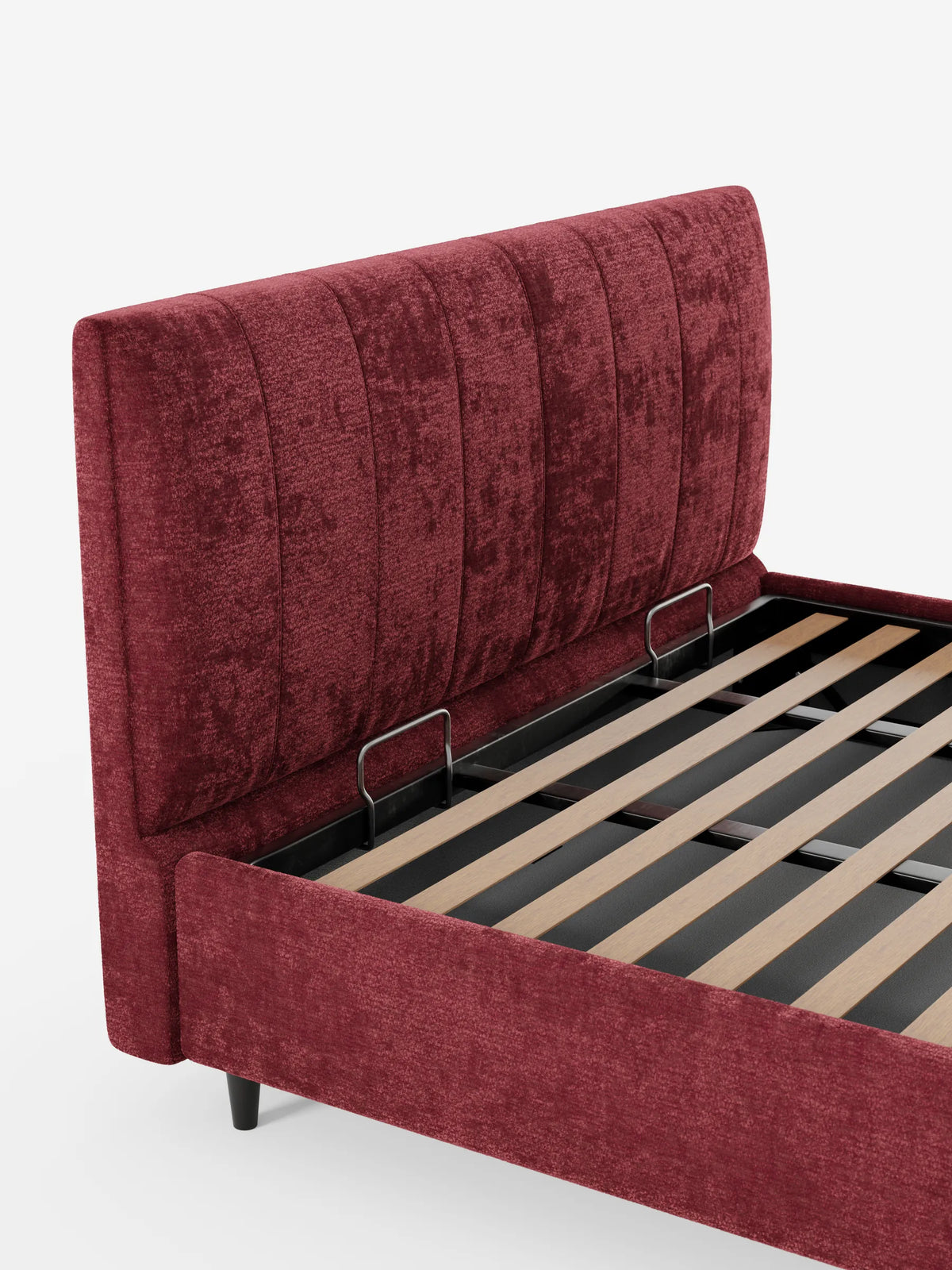 Un divano letto ONYX rosso intenso con vano contenitore e testiera verticale in tessuto certificato Oeko-Tex®, caratterizzato da un'alta testiera con scanalature verticali, sollevabile per rivelare un vano contenitore interno, su gambe nere su sfondo bianco.