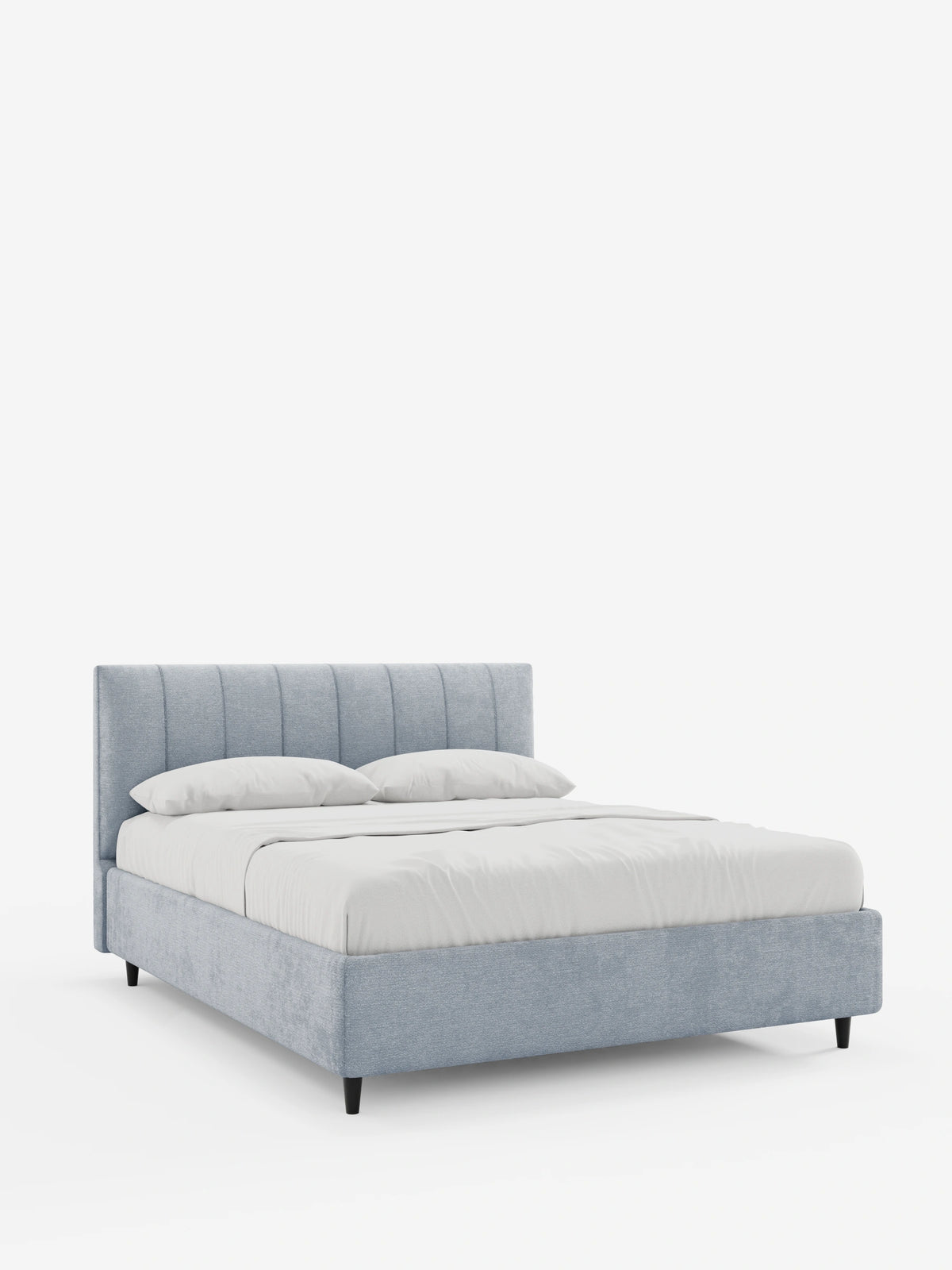 Il letto imbottito ONYX con contenitore e testiera verticale in tessuto certificato Oeko-Tex® è un letto imbottito di colore azzurro con una testiera alta a cuciture a canaletti, biancheria da letto bianca e quattro piccoli piedini neri su sfondo bianco.