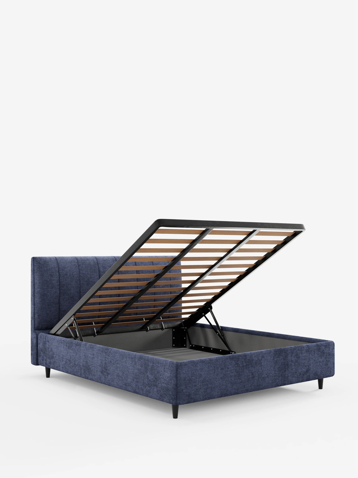 Un letto imbottito ONYX blu navy con vano contenitore e testiera verticale in tessuto certificato Oeko-Tex®, dotato di una testiera alta a pannelli verticali; nella foto, la struttura è aperta per mostrare il vano contenitore e la base a doghe in legno.