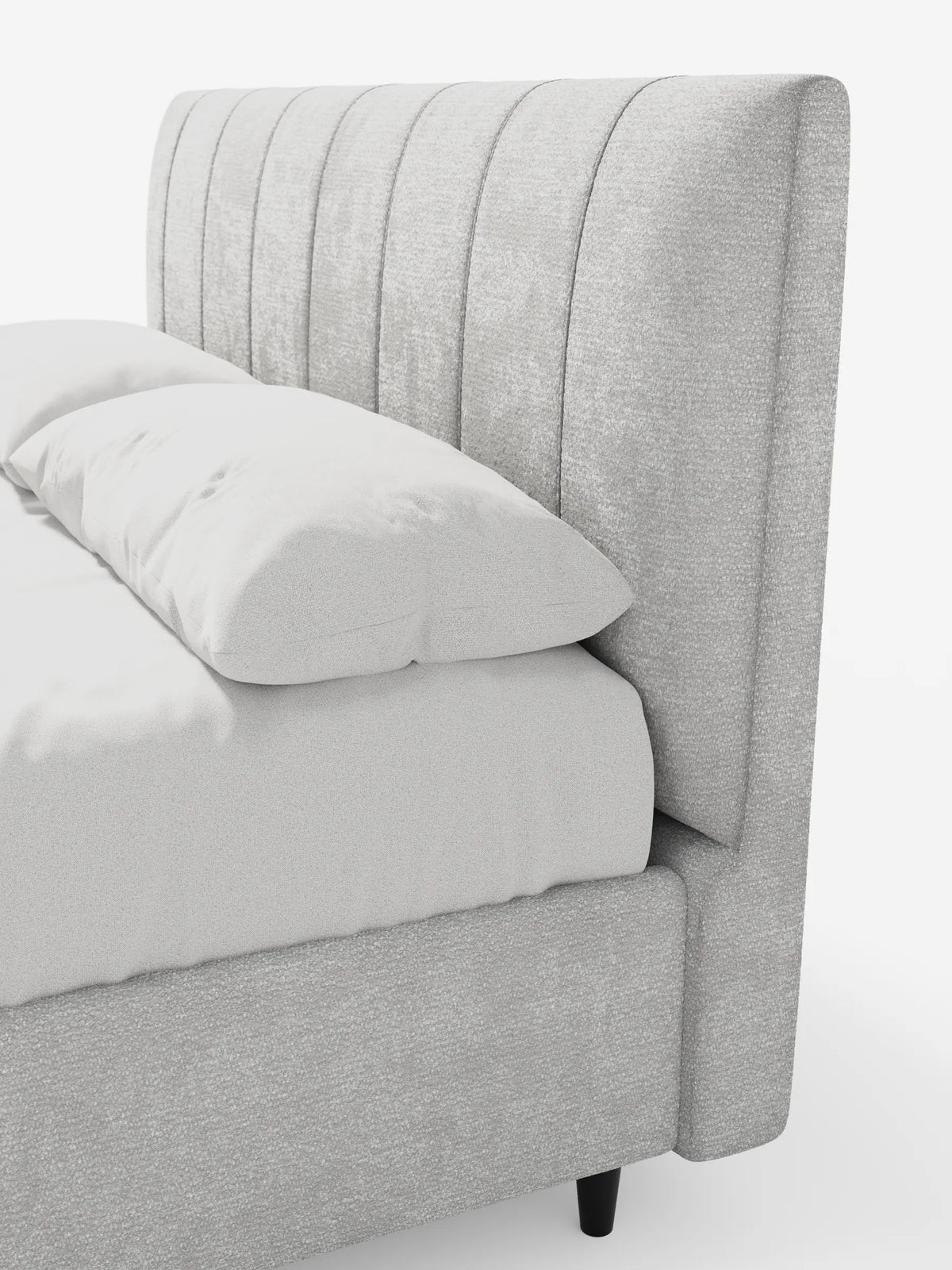 Vista laterale del letto imbottito ONYX con contenitore e testiera verticale in tessuto certificato Oeko-Tex®, un moderno letto imbottito grigio chiaro con una testiera alta a doghe verticali, biancheria da letto bianca, due cuscini e gambe scure.